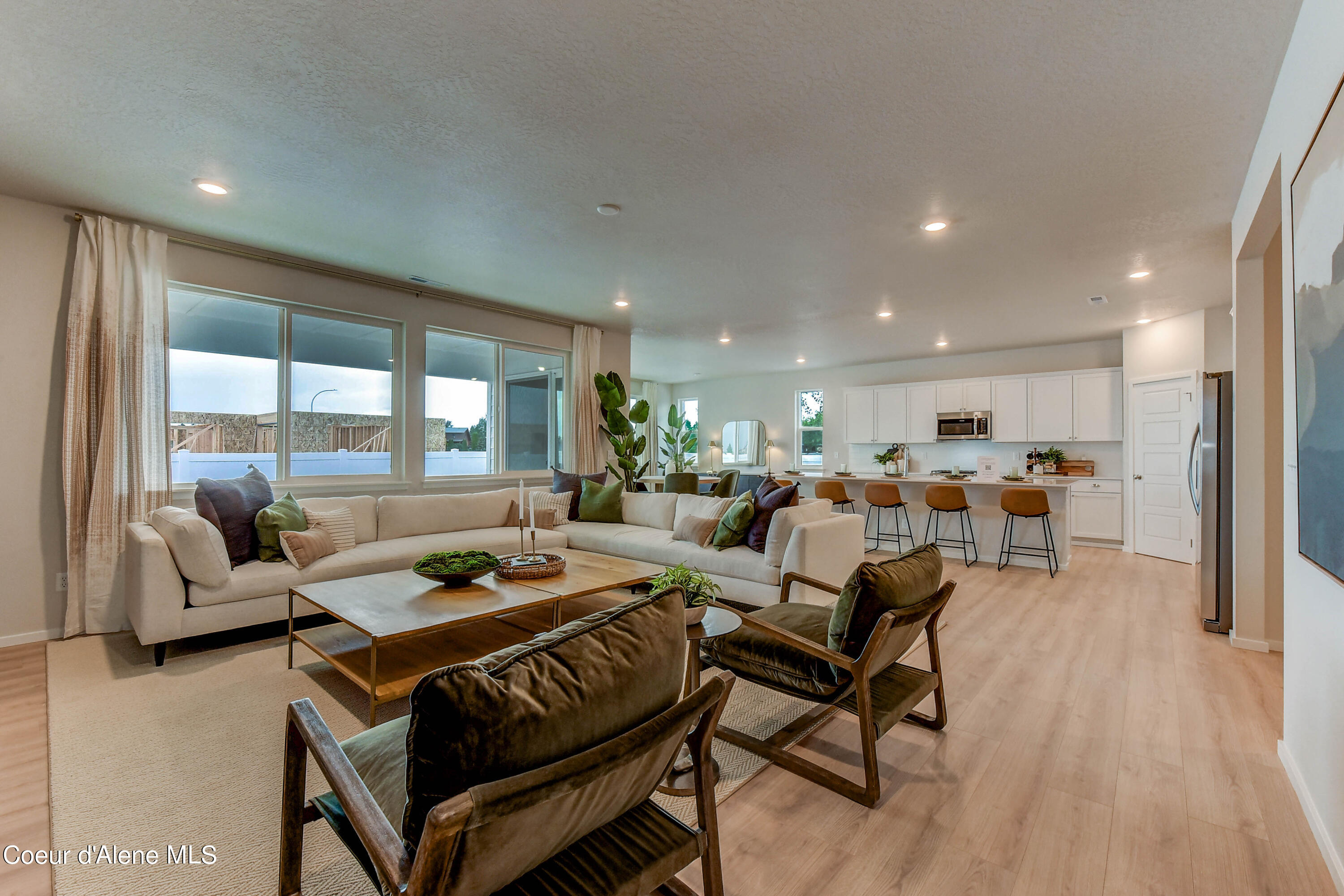 126 E Sandmyrtle Ave