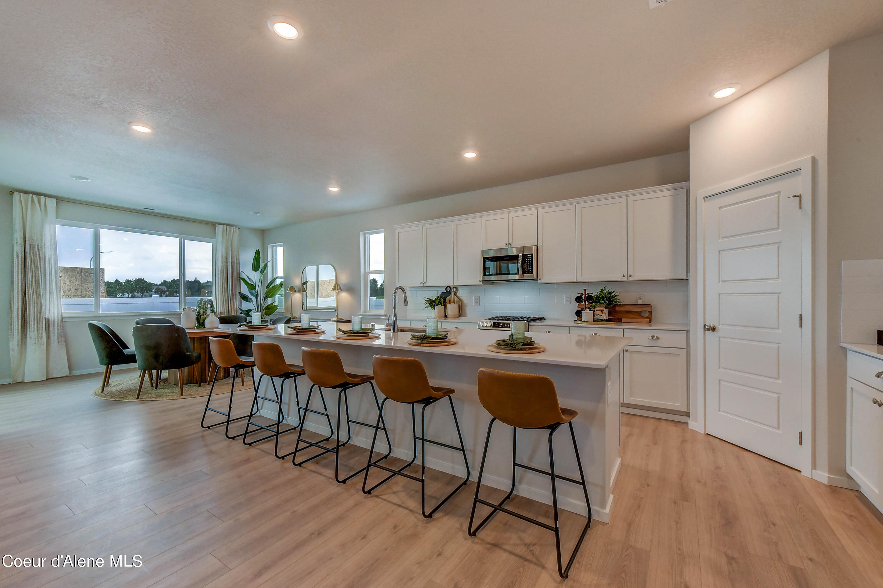 126 E Sandmyrtle Ave