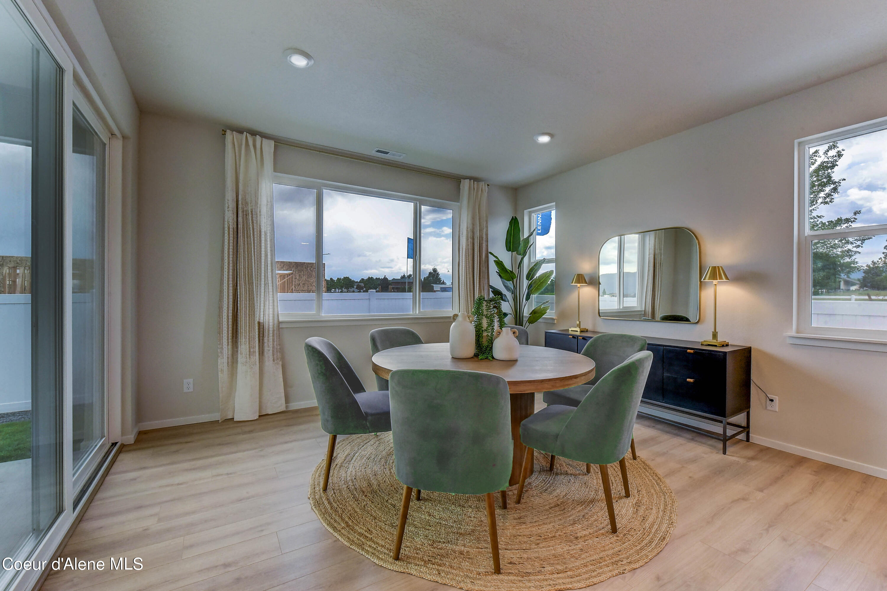 126 E Sandmyrtle Ave