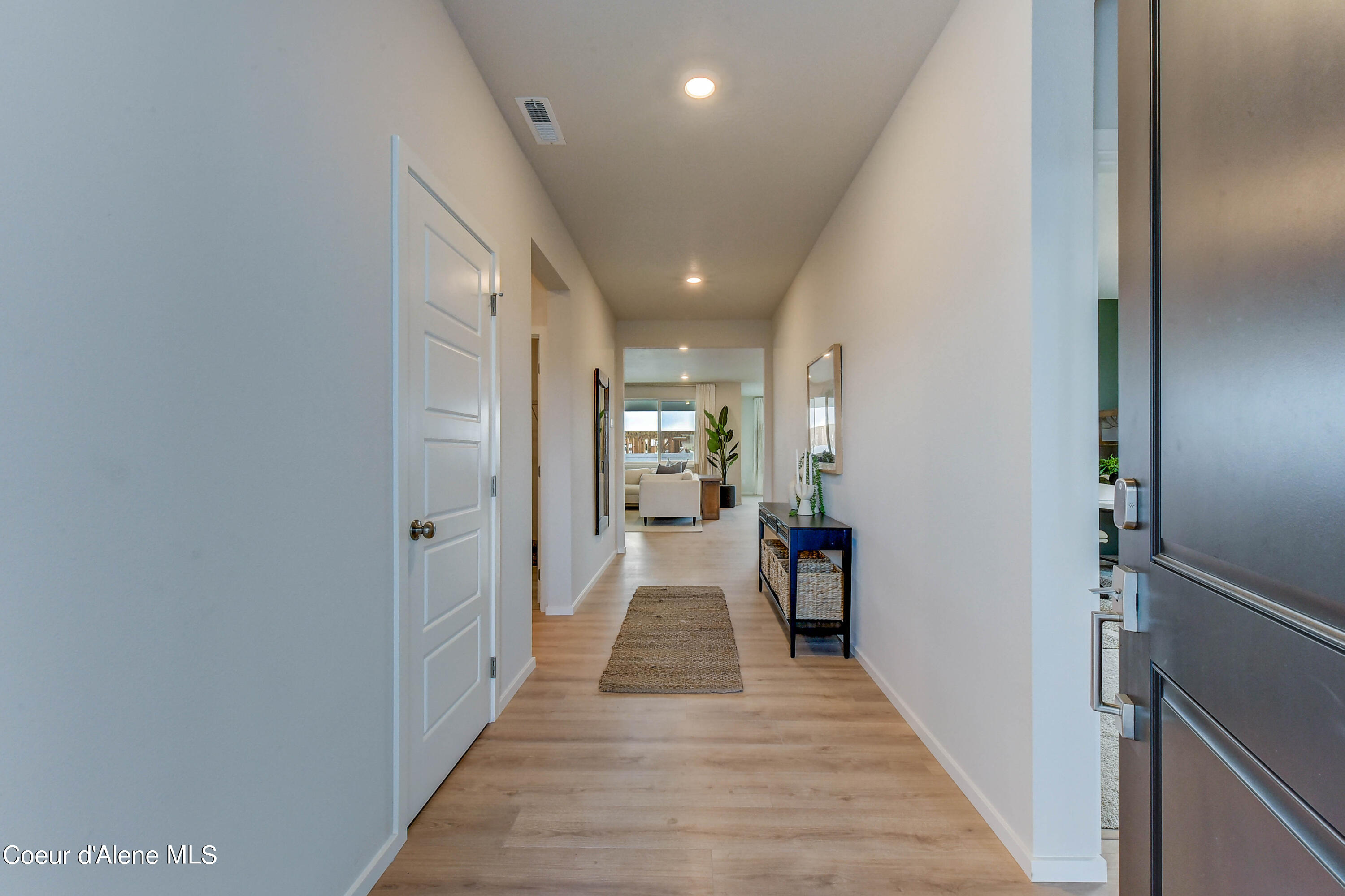 126 E Sandmyrtle Ave
