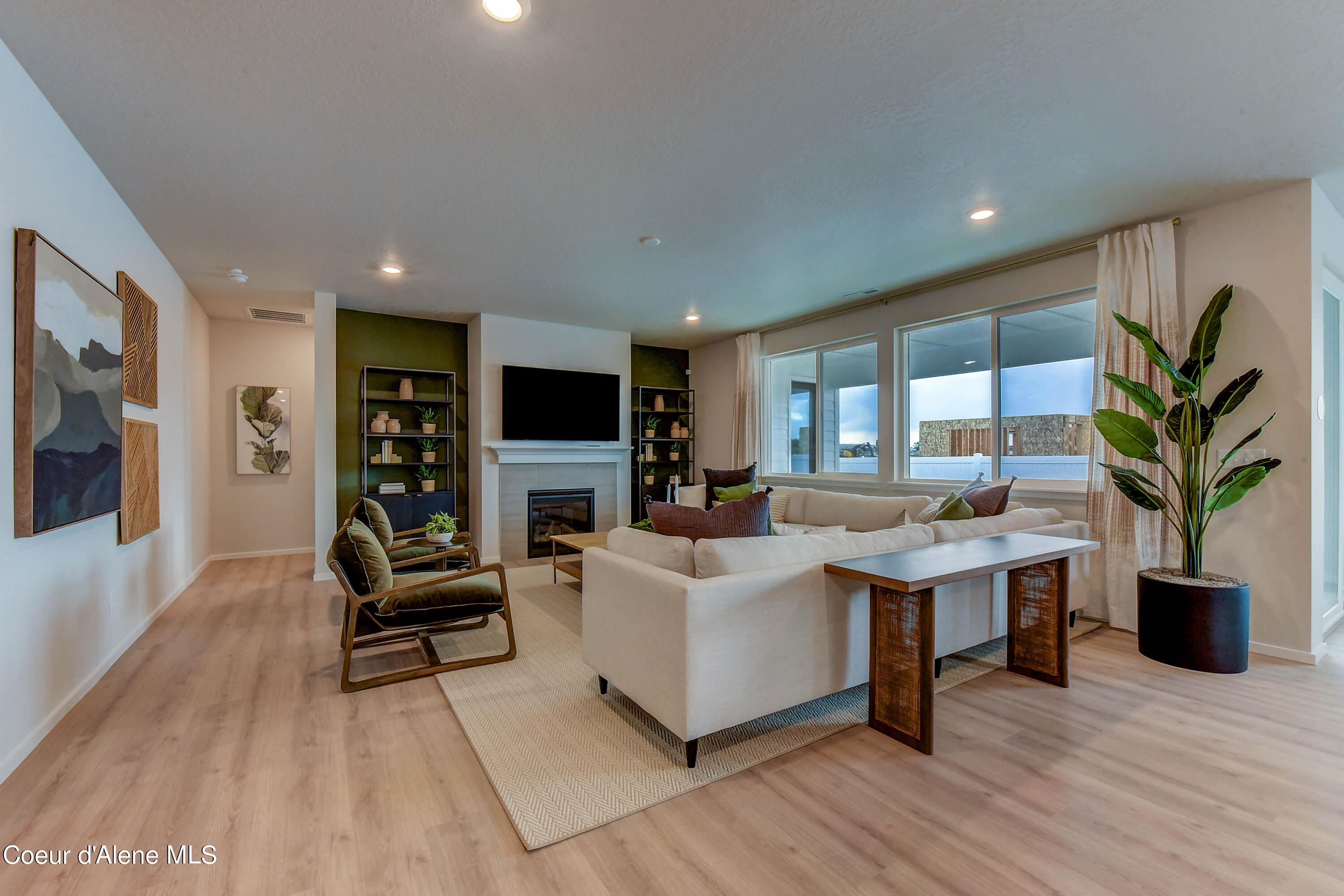 126 E Sandmyrtle Ave