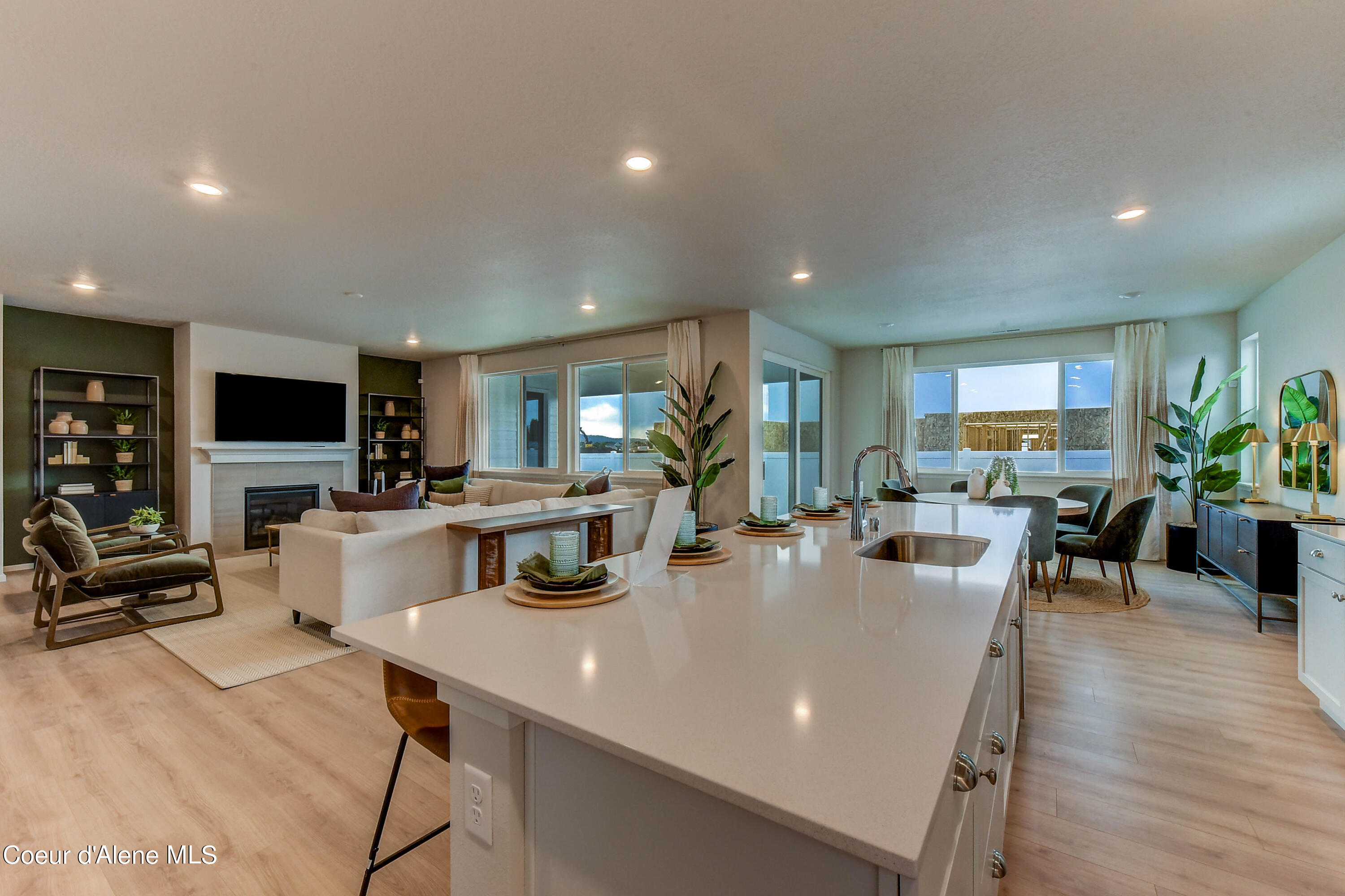 126 E Sandmyrtle Ave