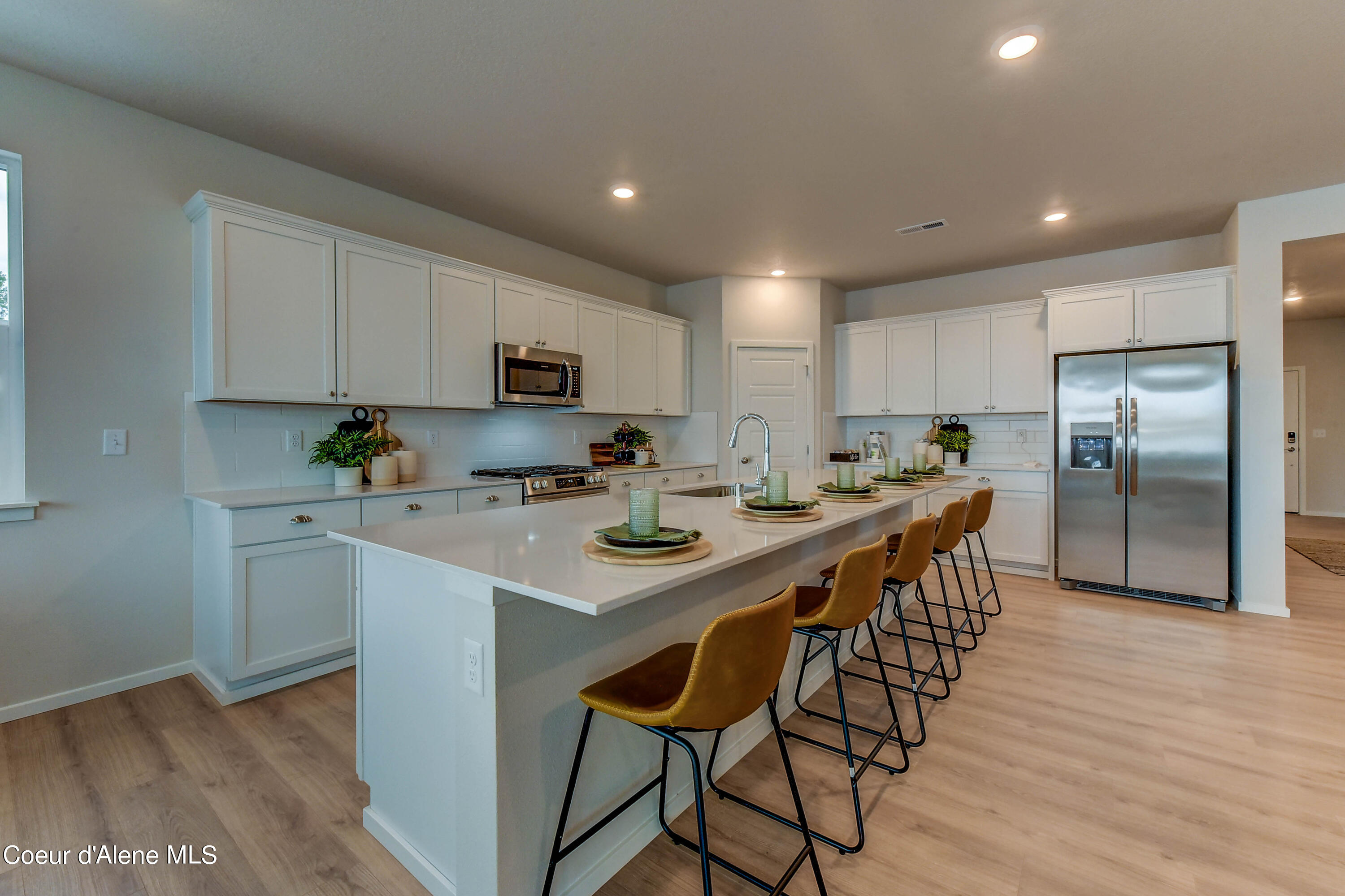 126 E Sandmyrtle Ave
