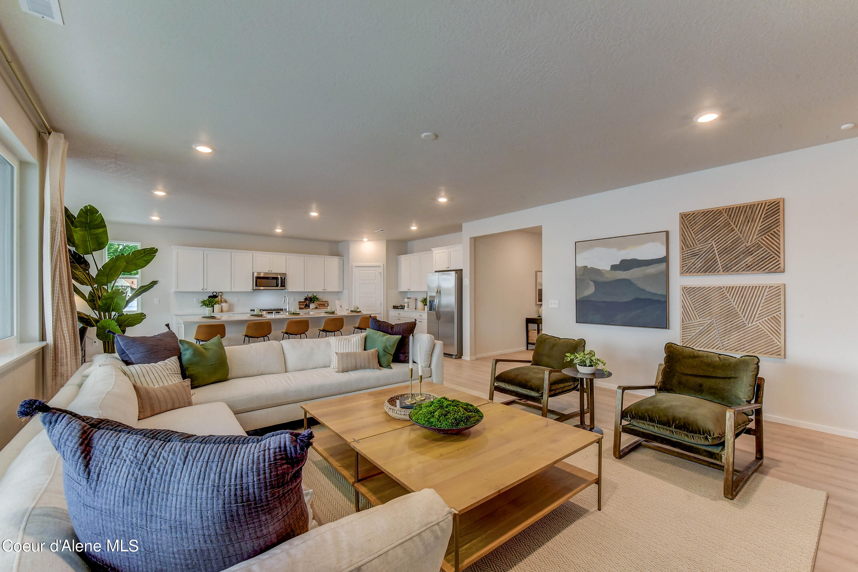 126 E Sandmyrtle Ave