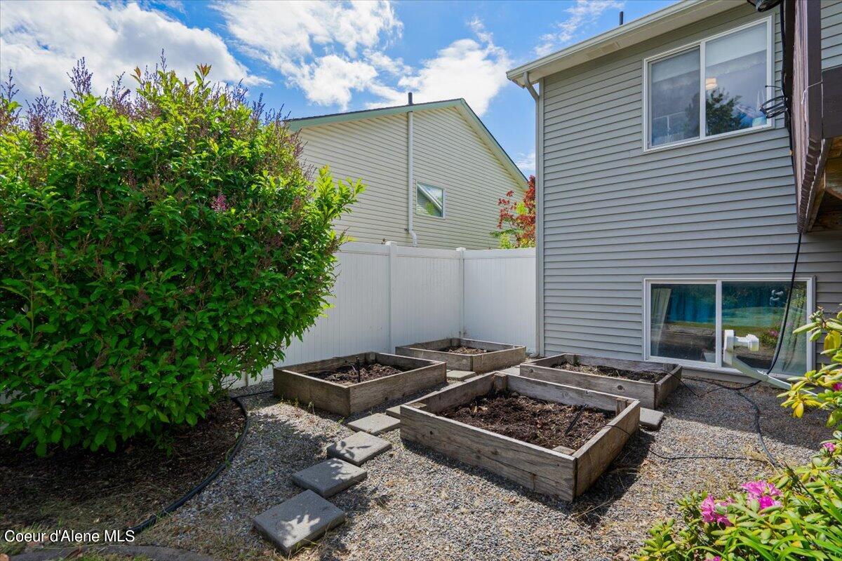1672 N WILLAMETTE DR