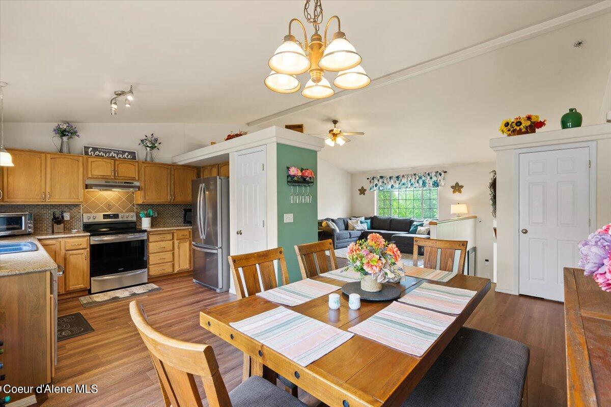 1672 N WILLAMETTE DR