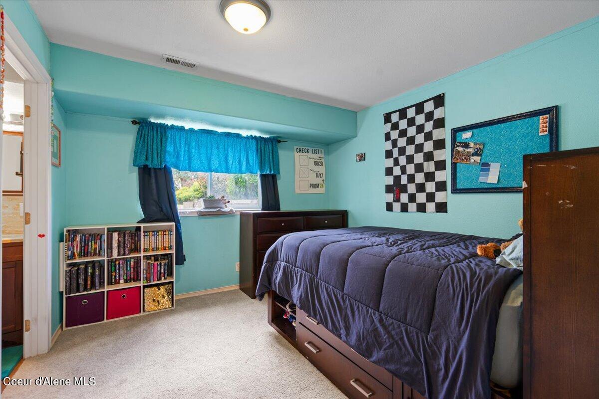 1672 N WILLAMETTE DR