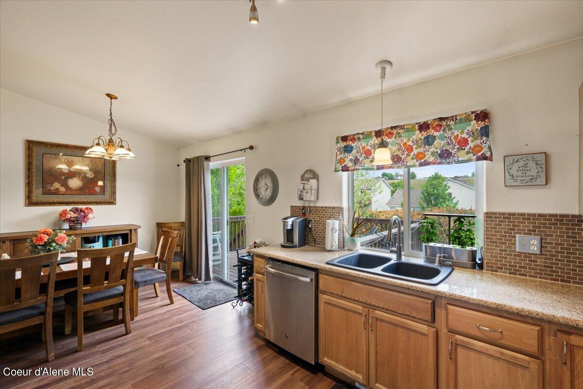 1672 N WILLAMETTE DR