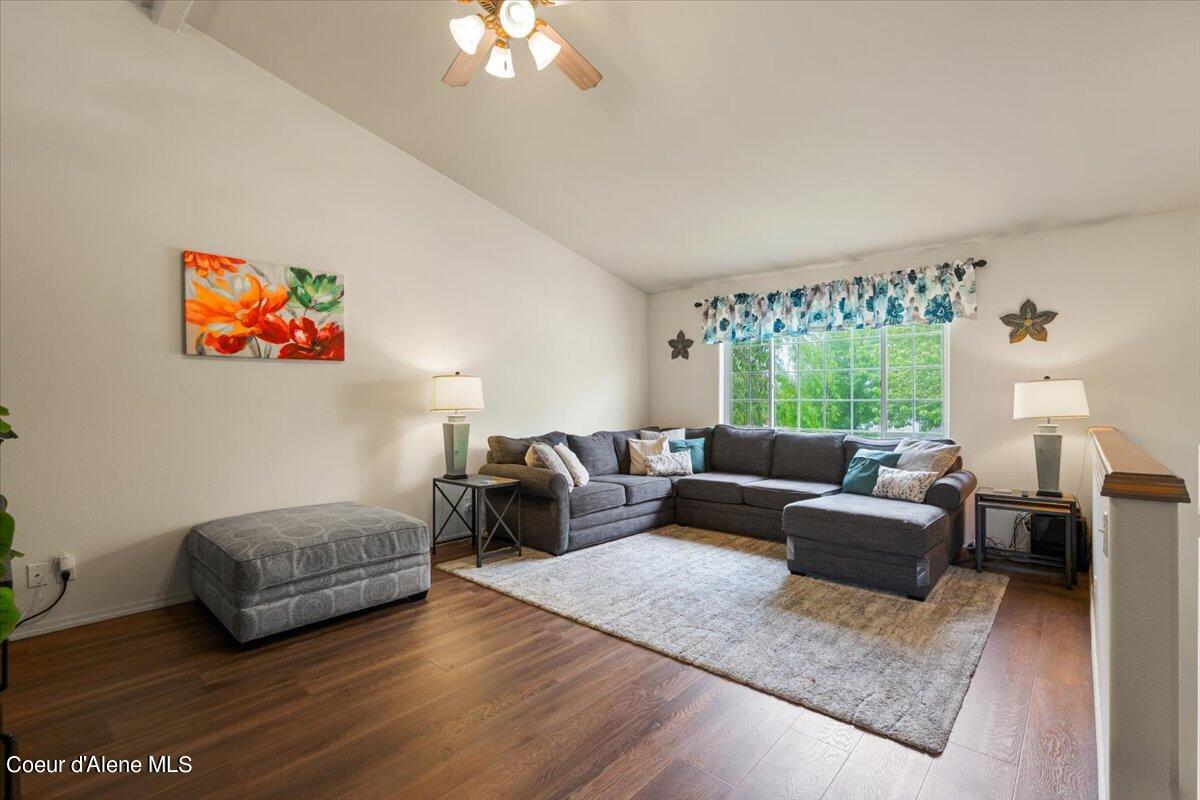 1672 N WILLAMETTE DR
