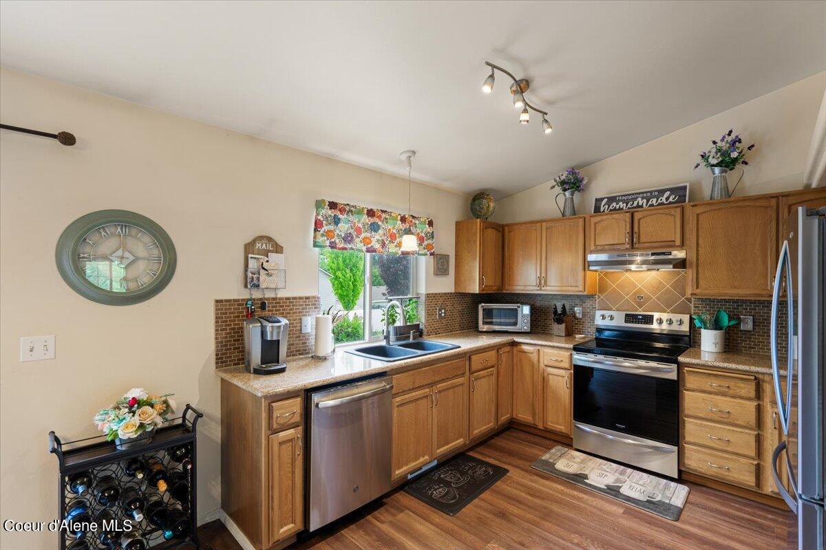 1672 N WILLAMETTE DR