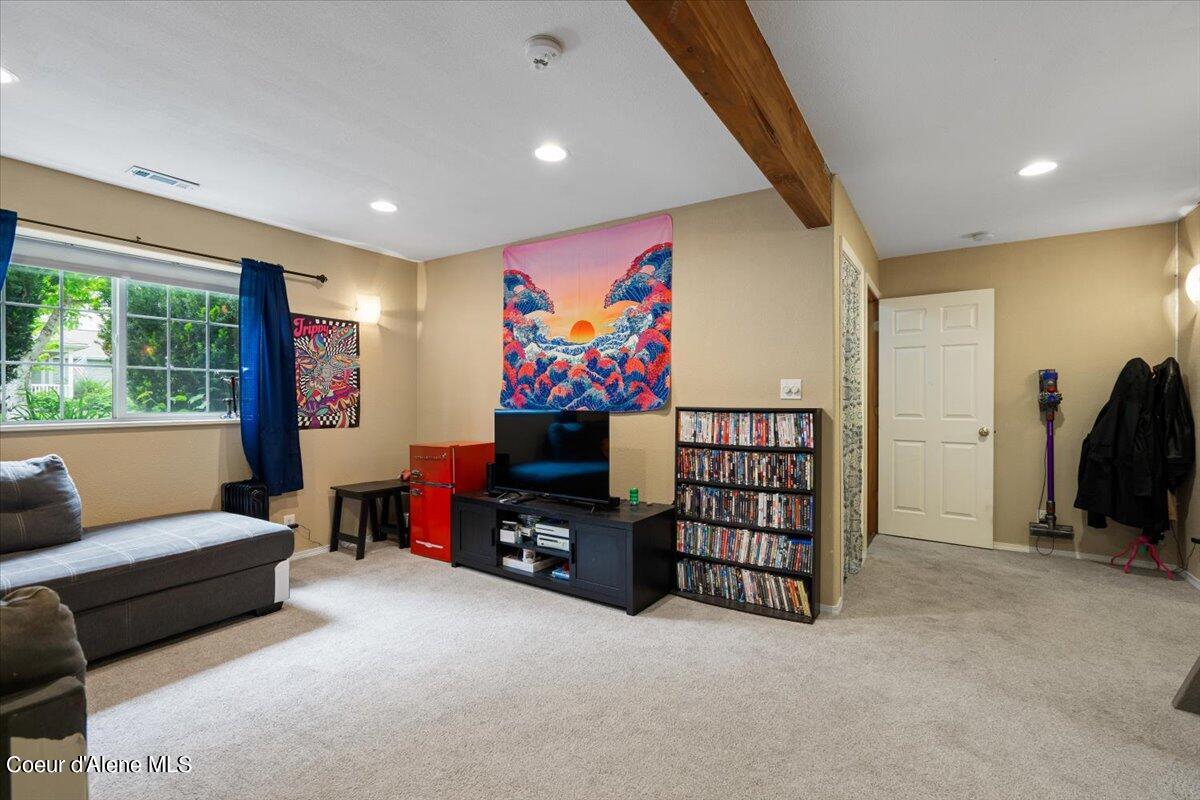 1672 N WILLAMETTE DR