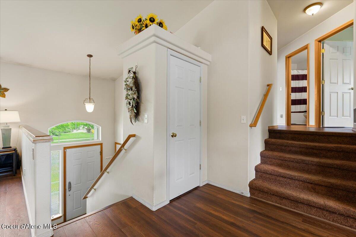 1672 N WILLAMETTE DR