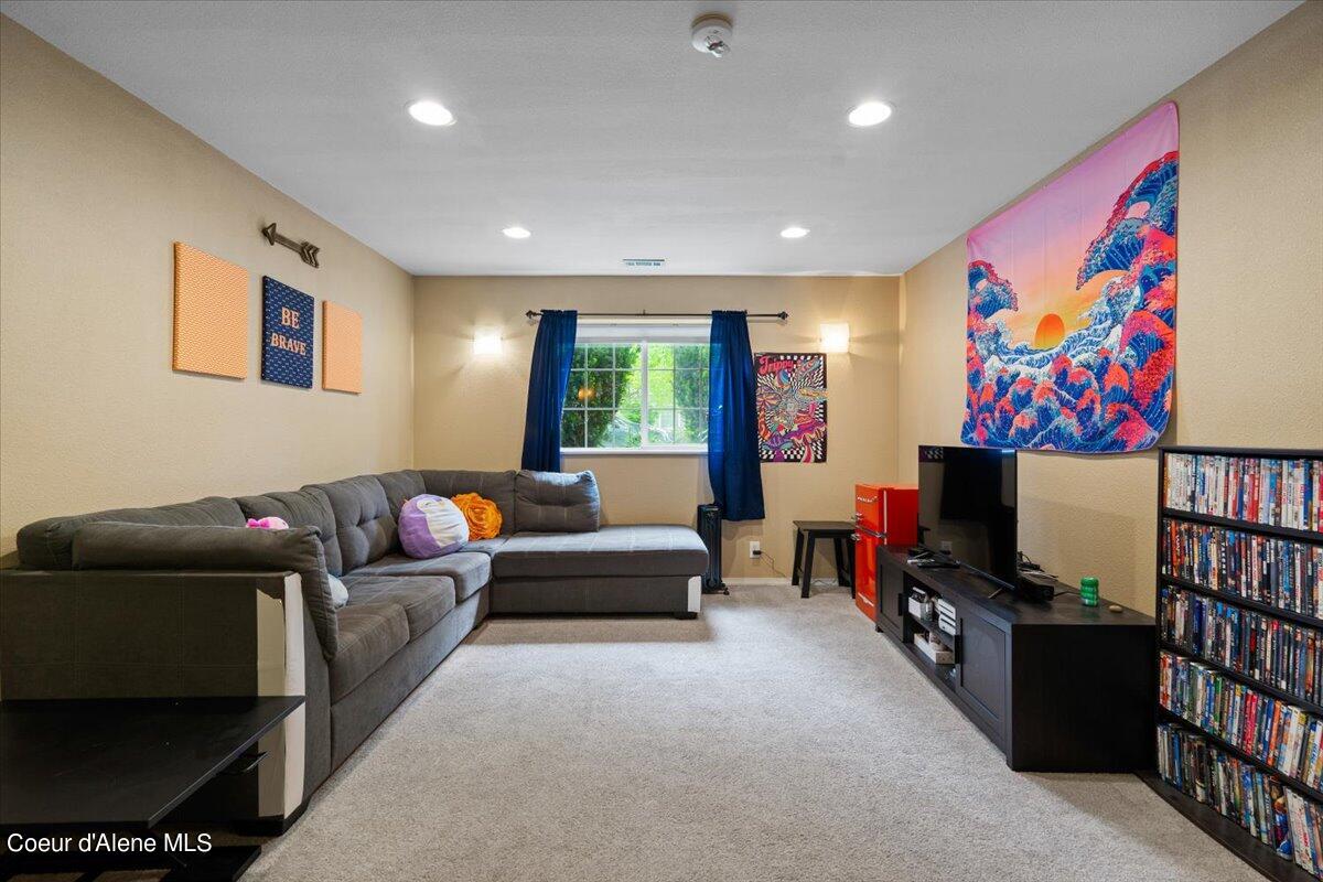 1672 N WILLAMETTE DR