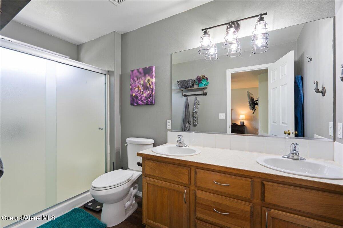1672 N WILLAMETTE DR
