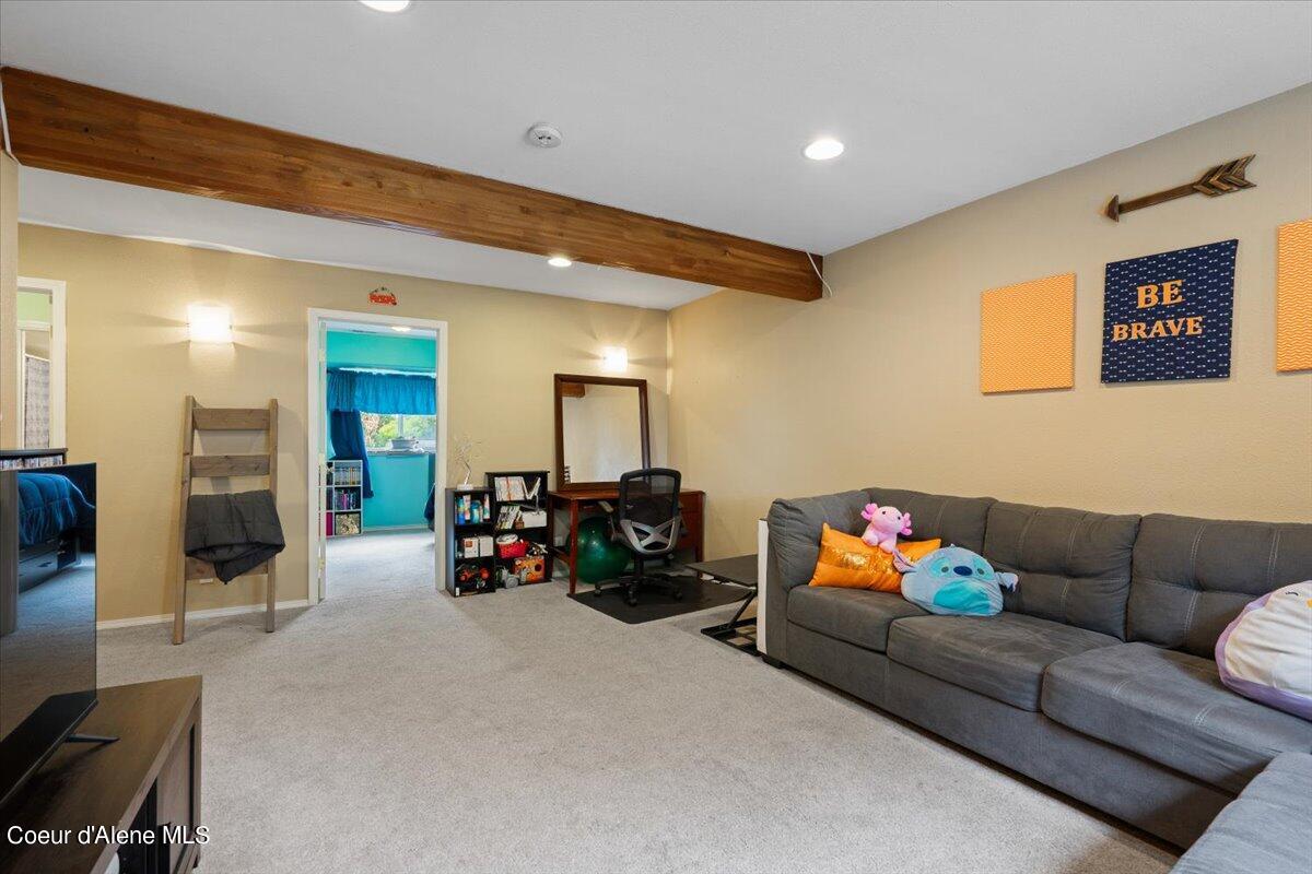 1672 N WILLAMETTE DR