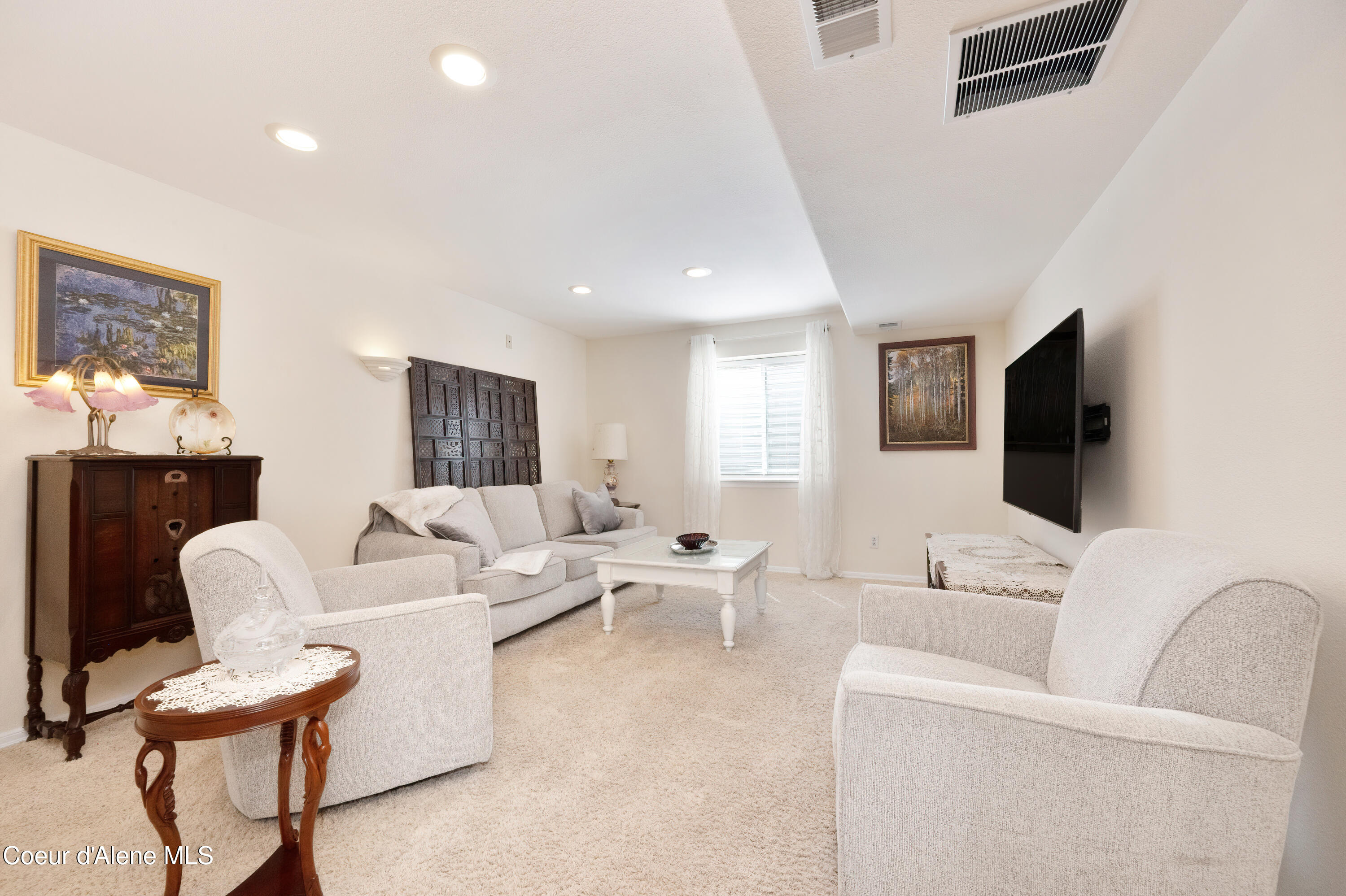 370 E TIGER AVE