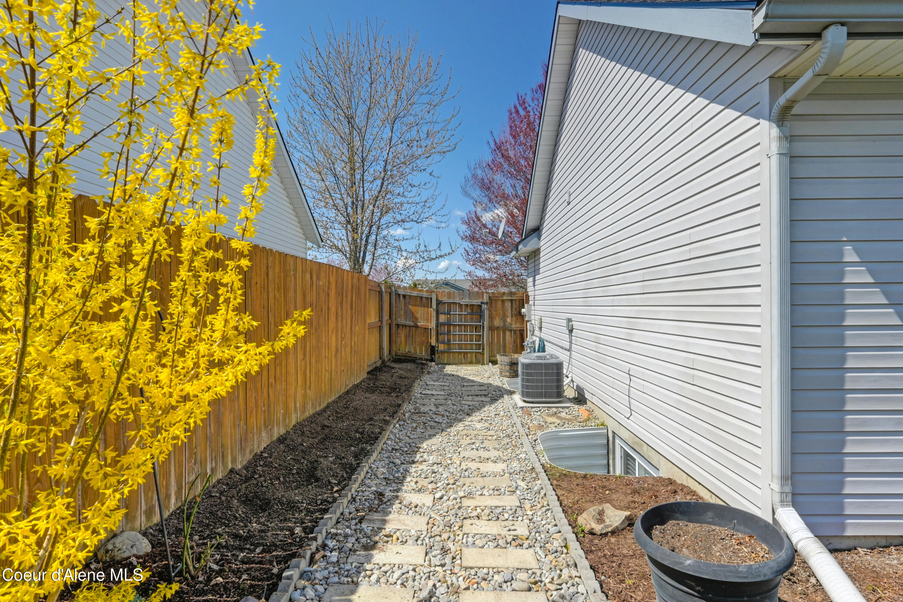 370 E TIGER AVE