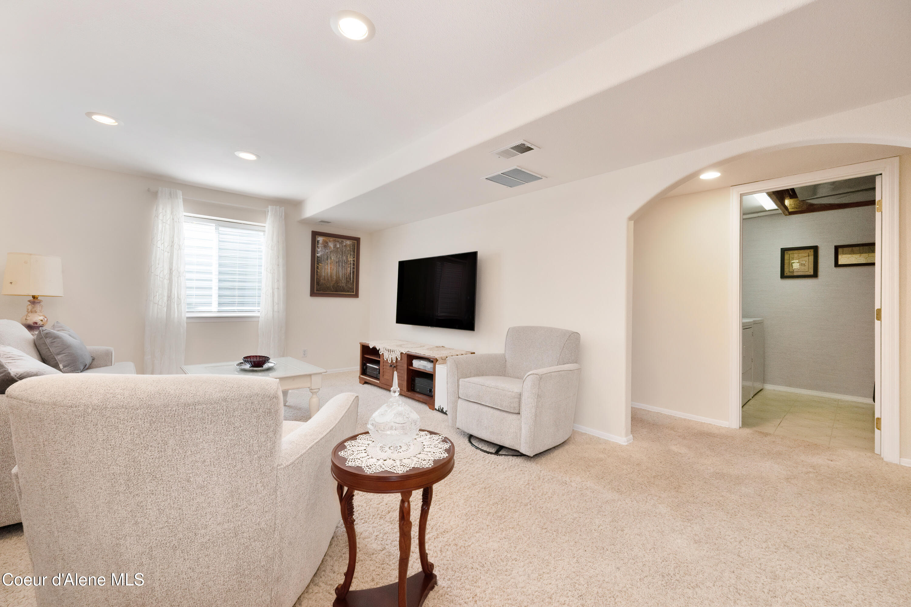 370 E TIGER AVE