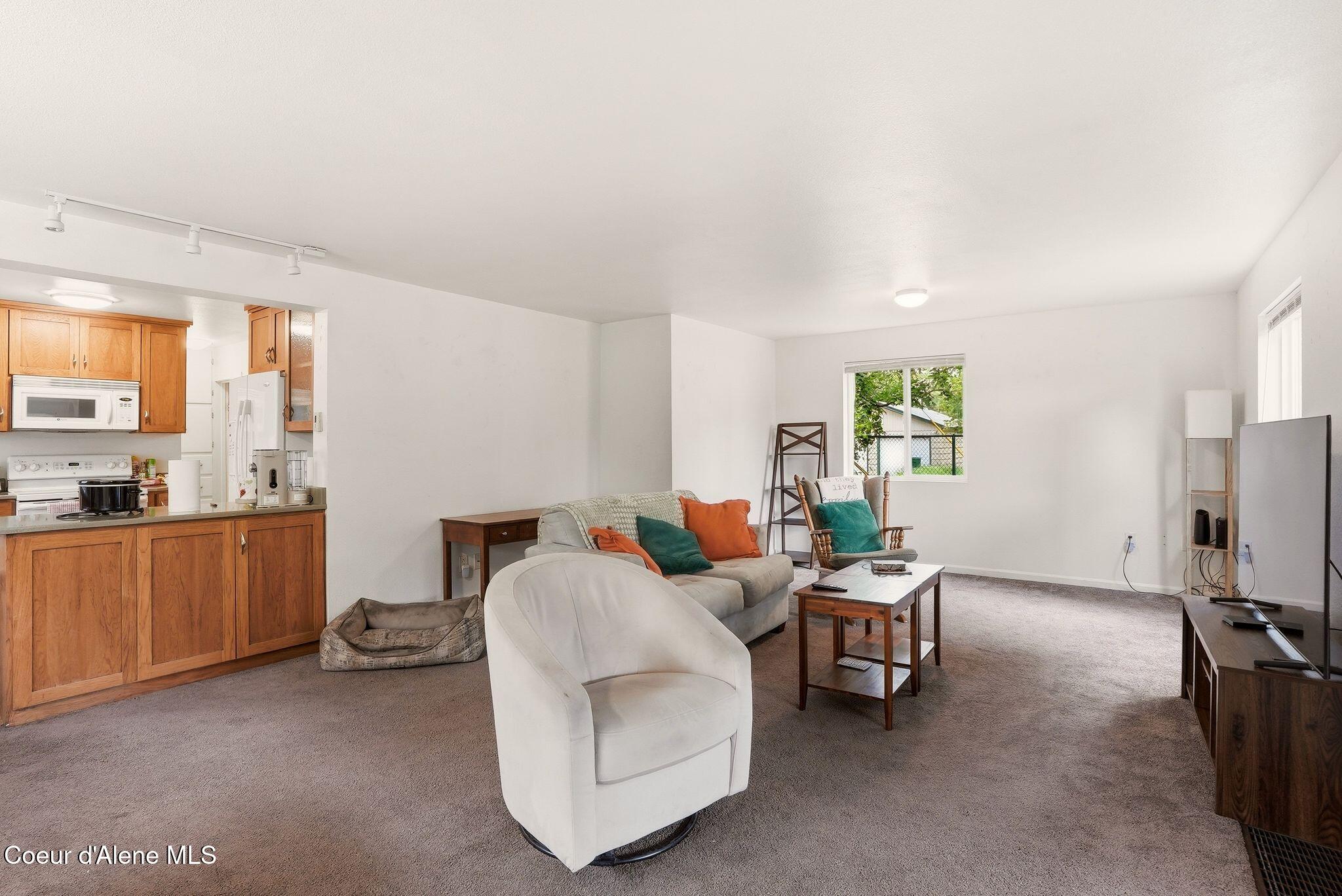 825 W Honeysuckle AVE