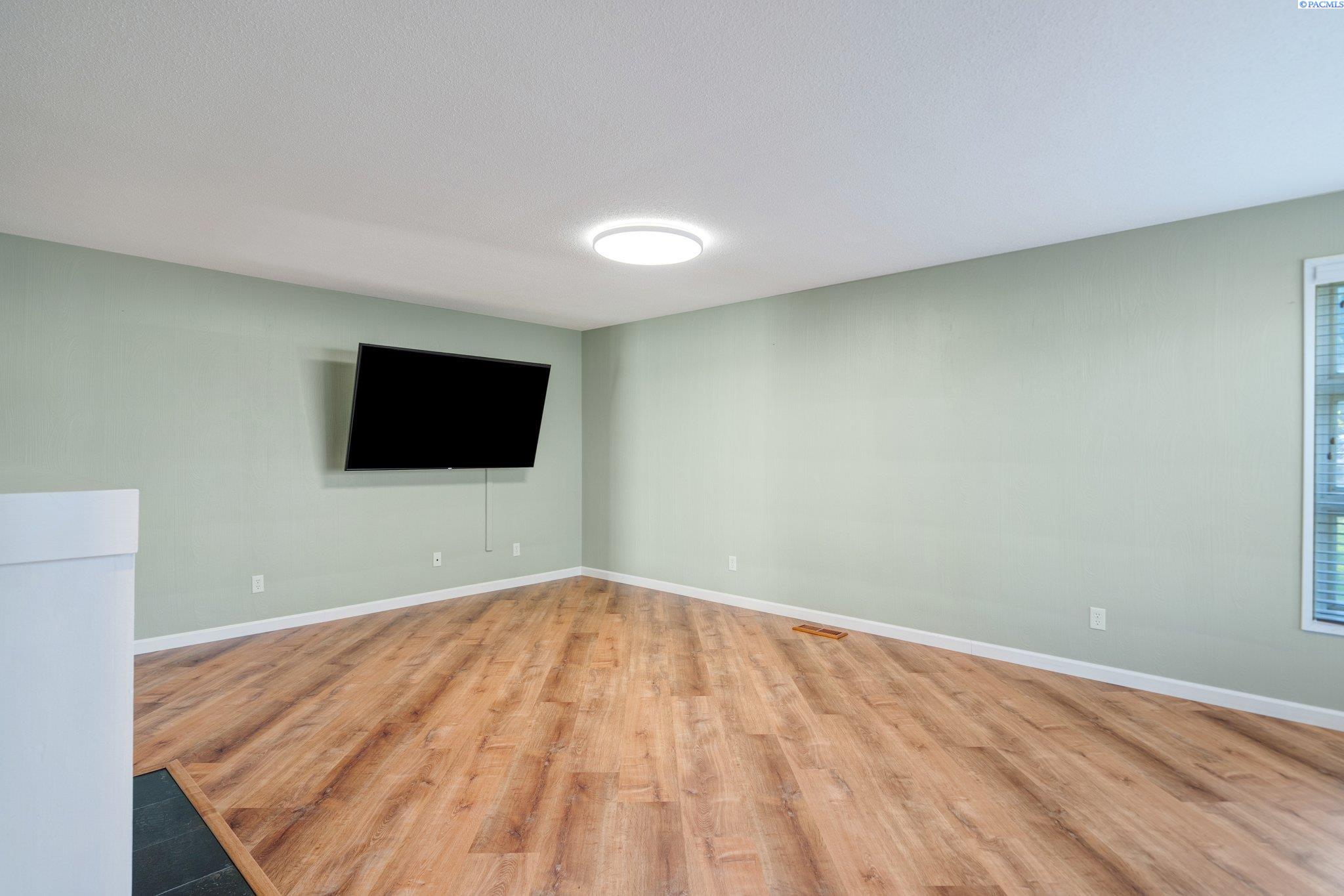 952 N PERRY