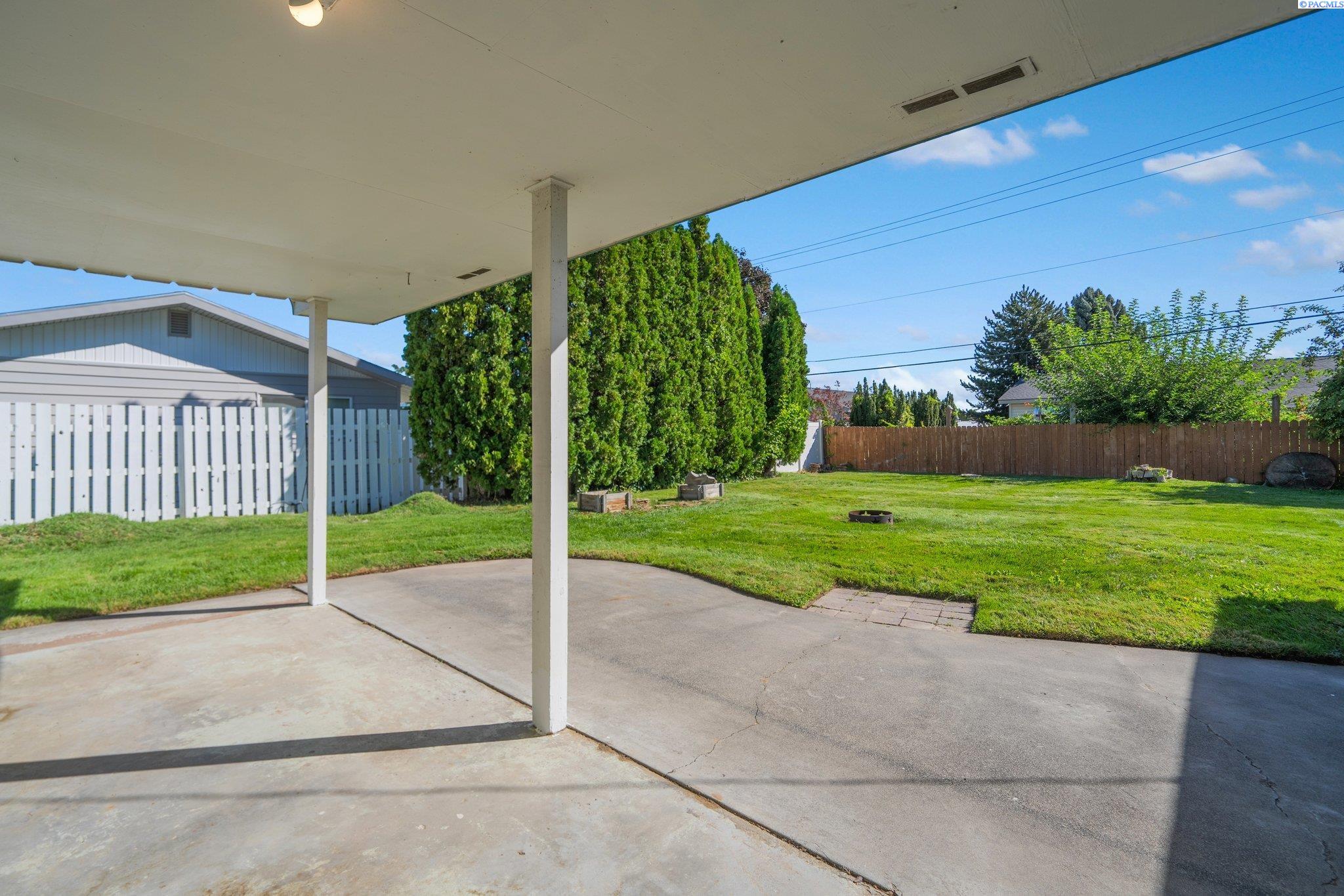 952 N PERRY