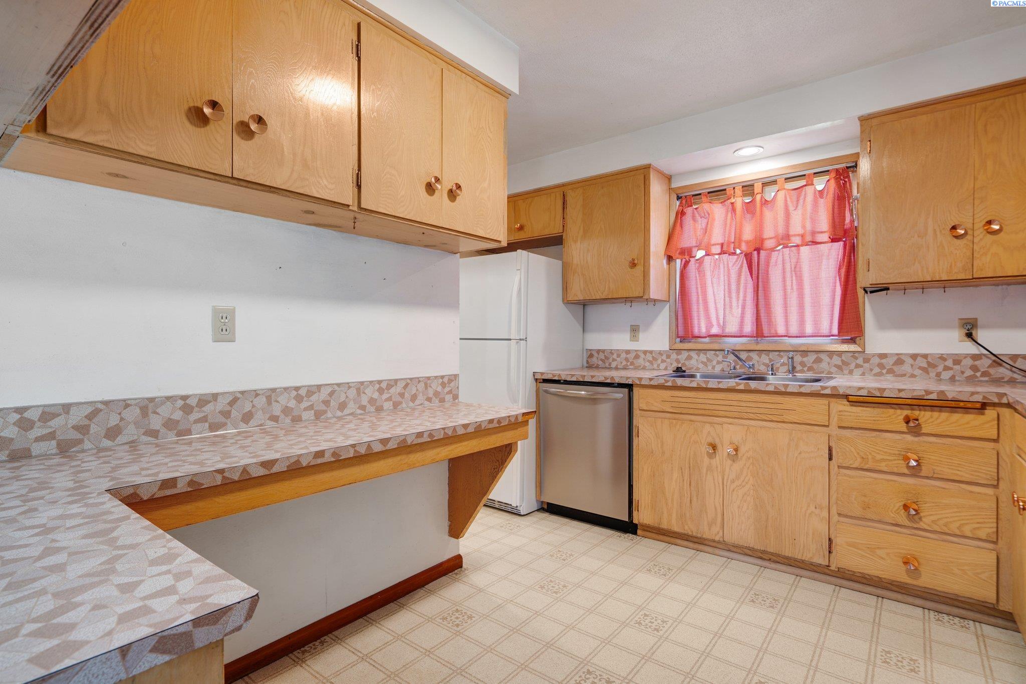 952 N PERRY