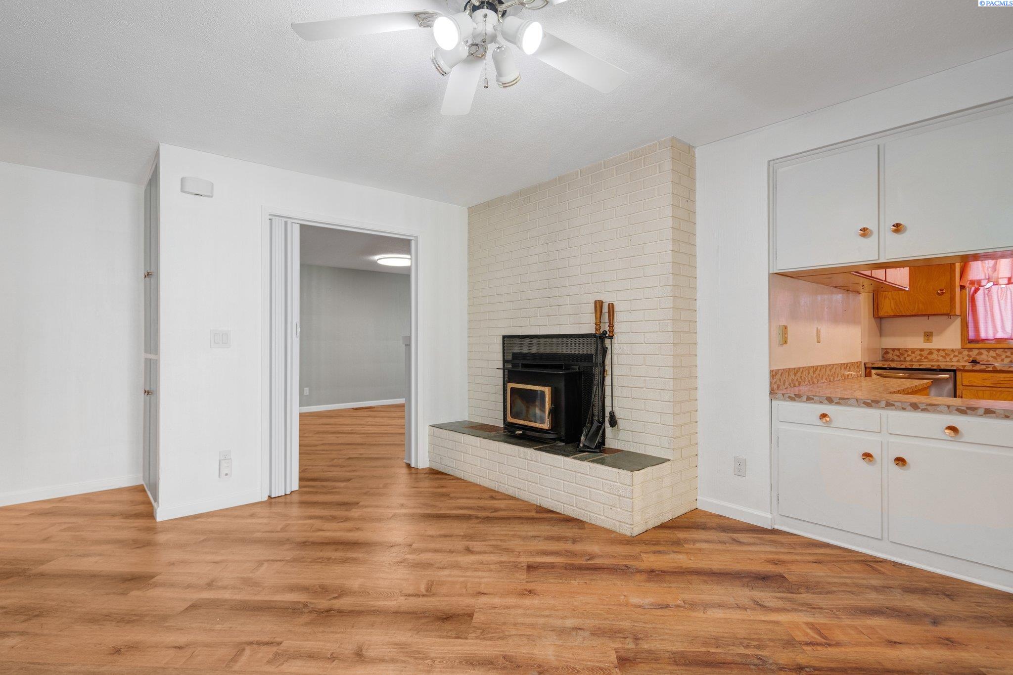 952 N PERRY