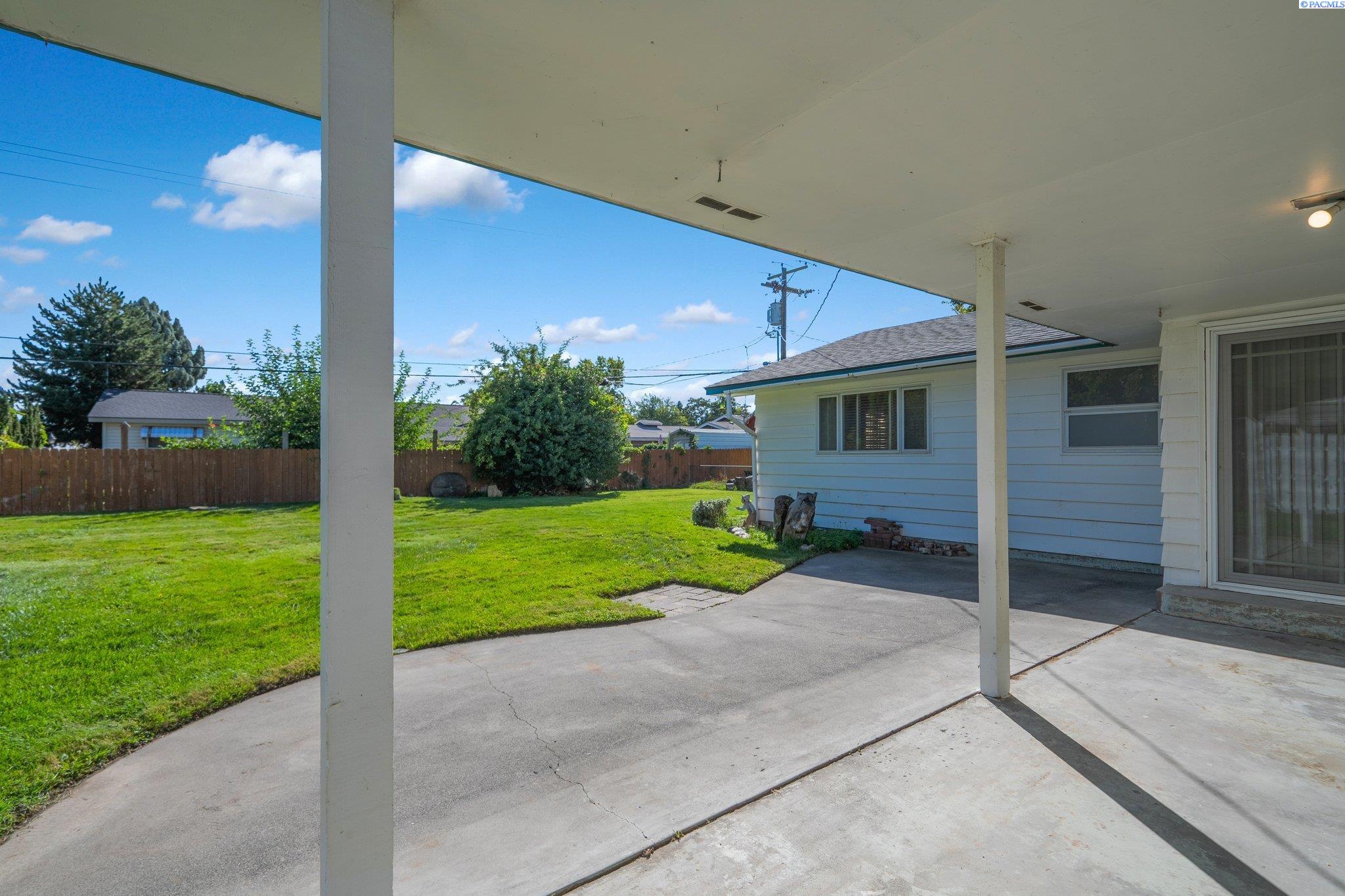 952 N PERRY