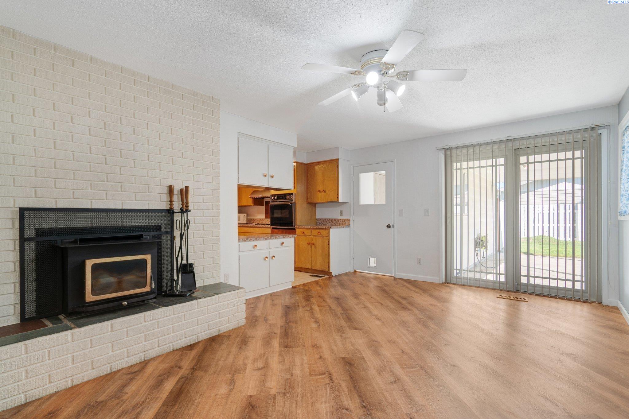 952 N PERRY