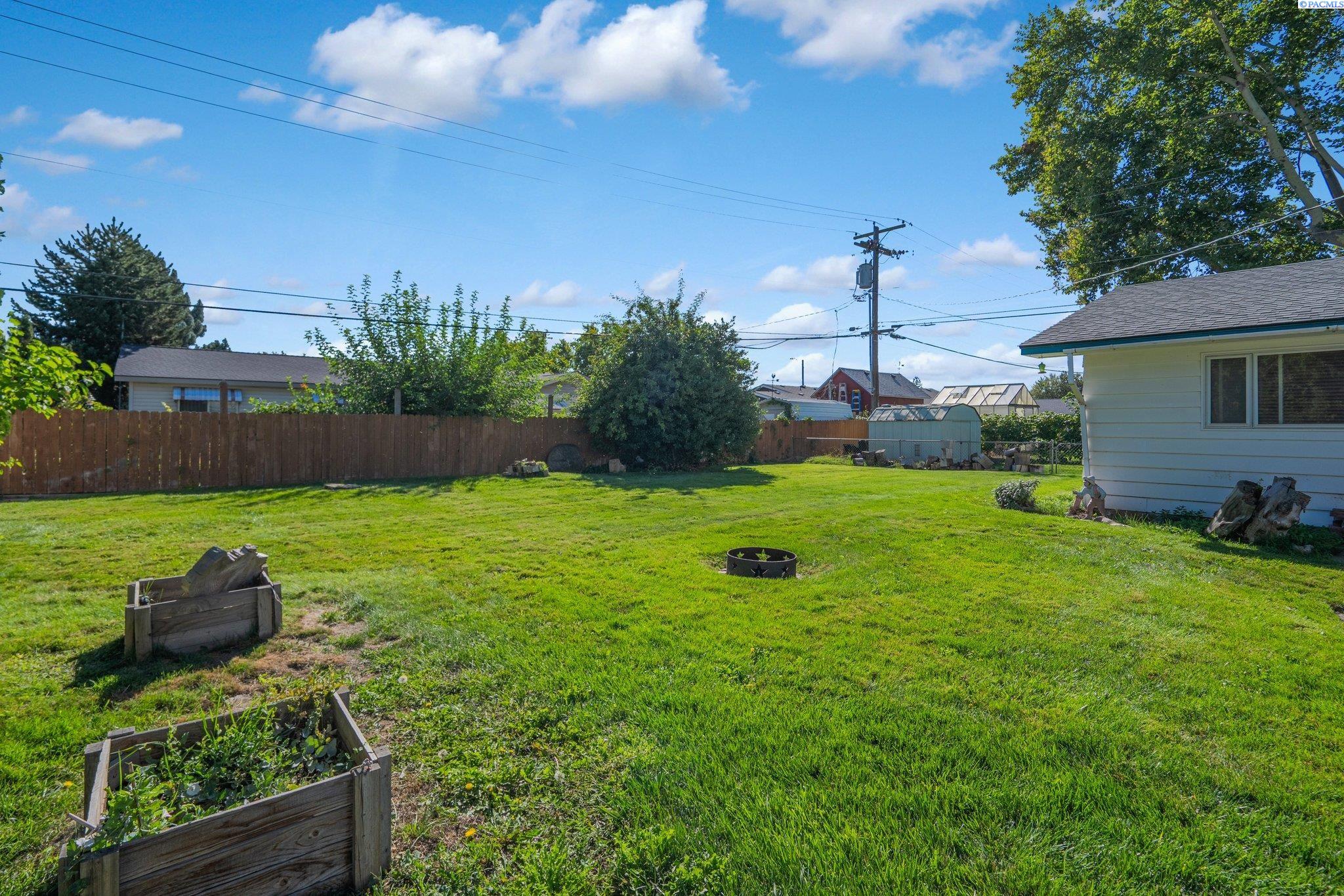 952 N PERRY
