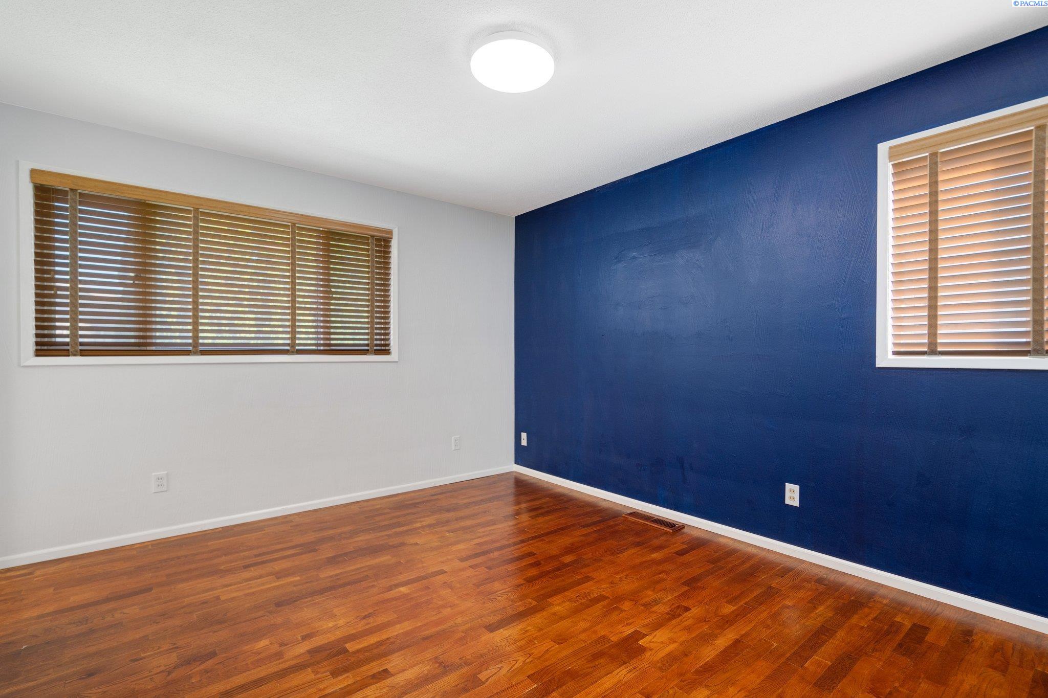 952 N PERRY