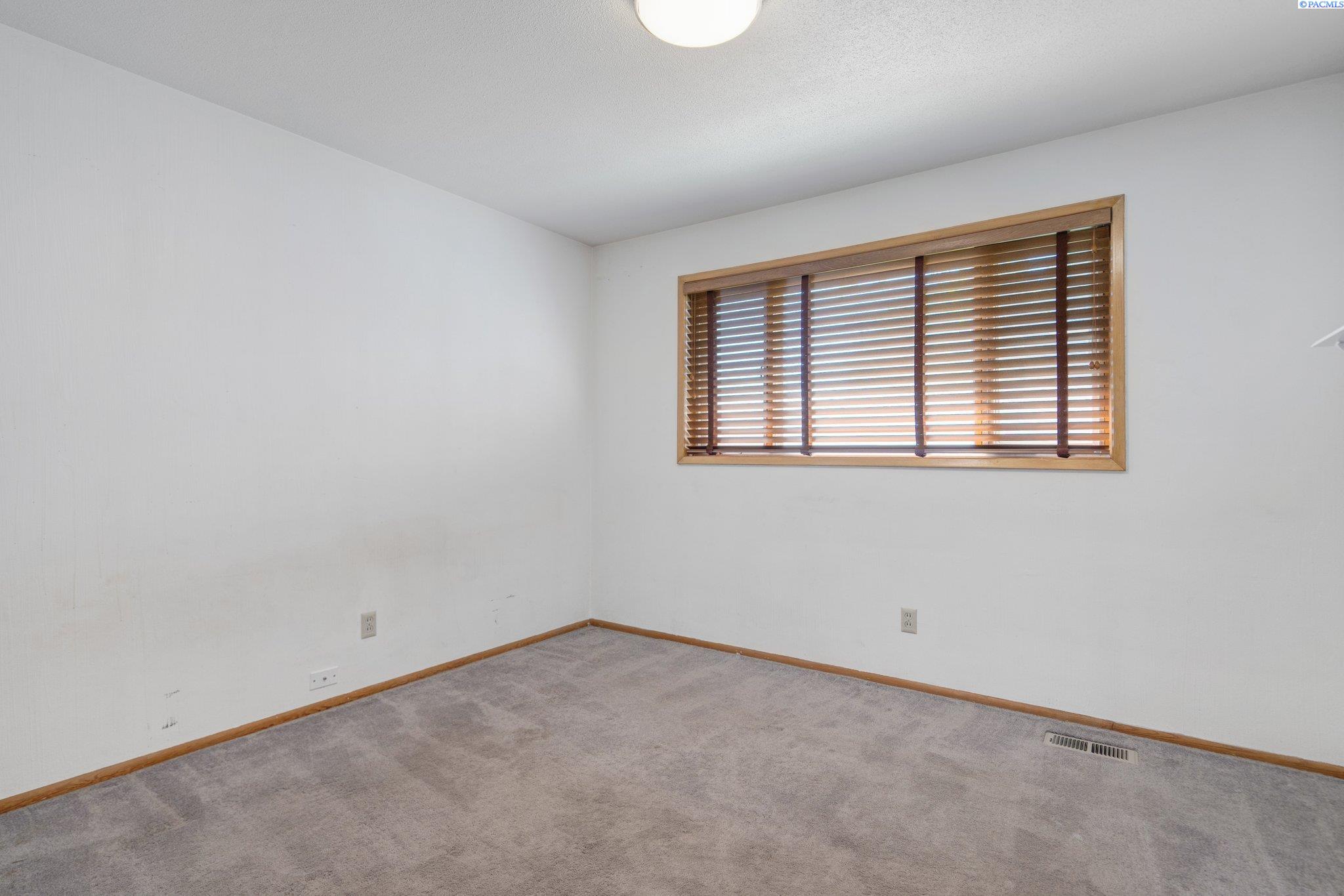 952 N PERRY