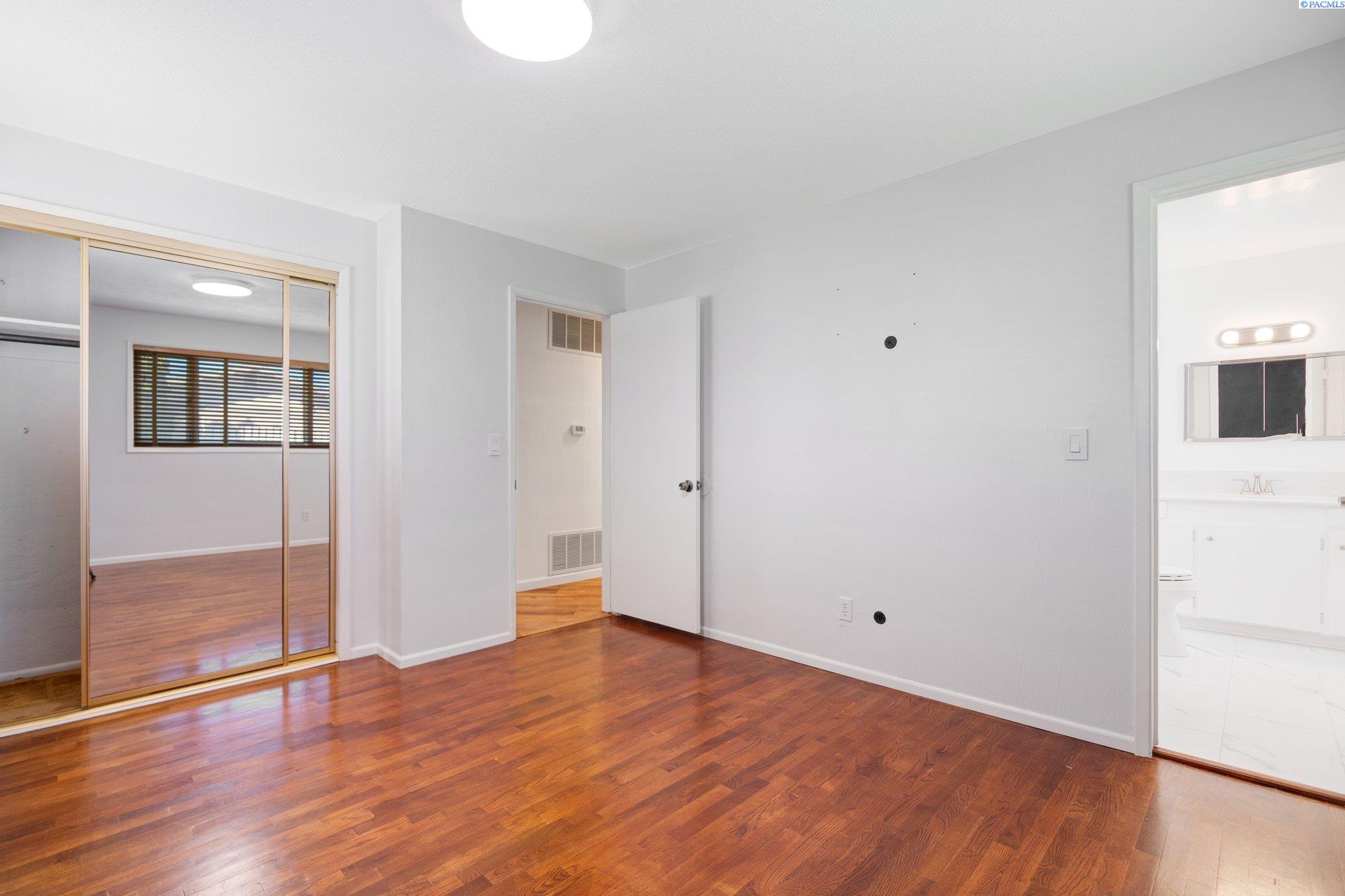 952 N PERRY