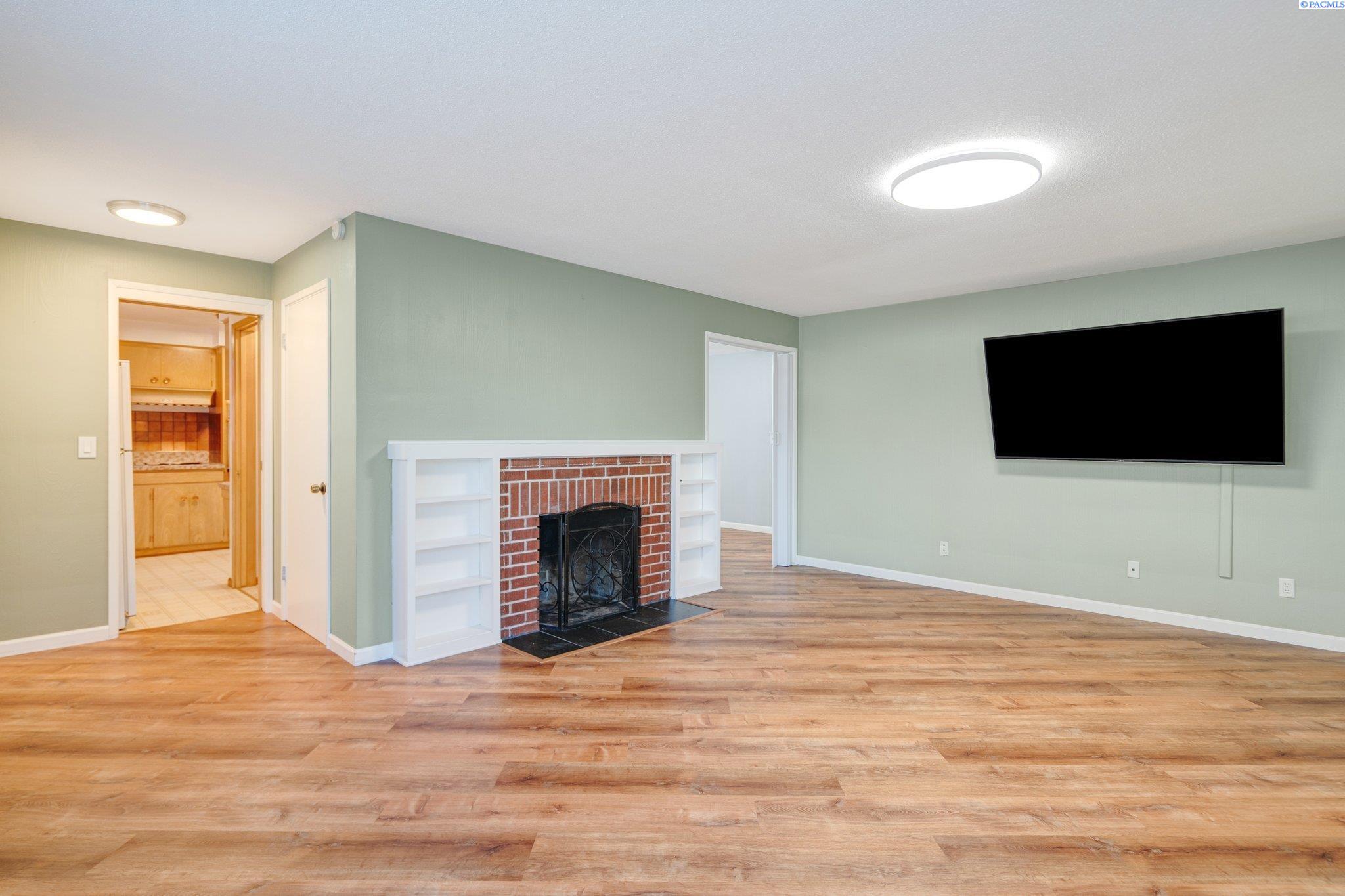 952 N PERRY