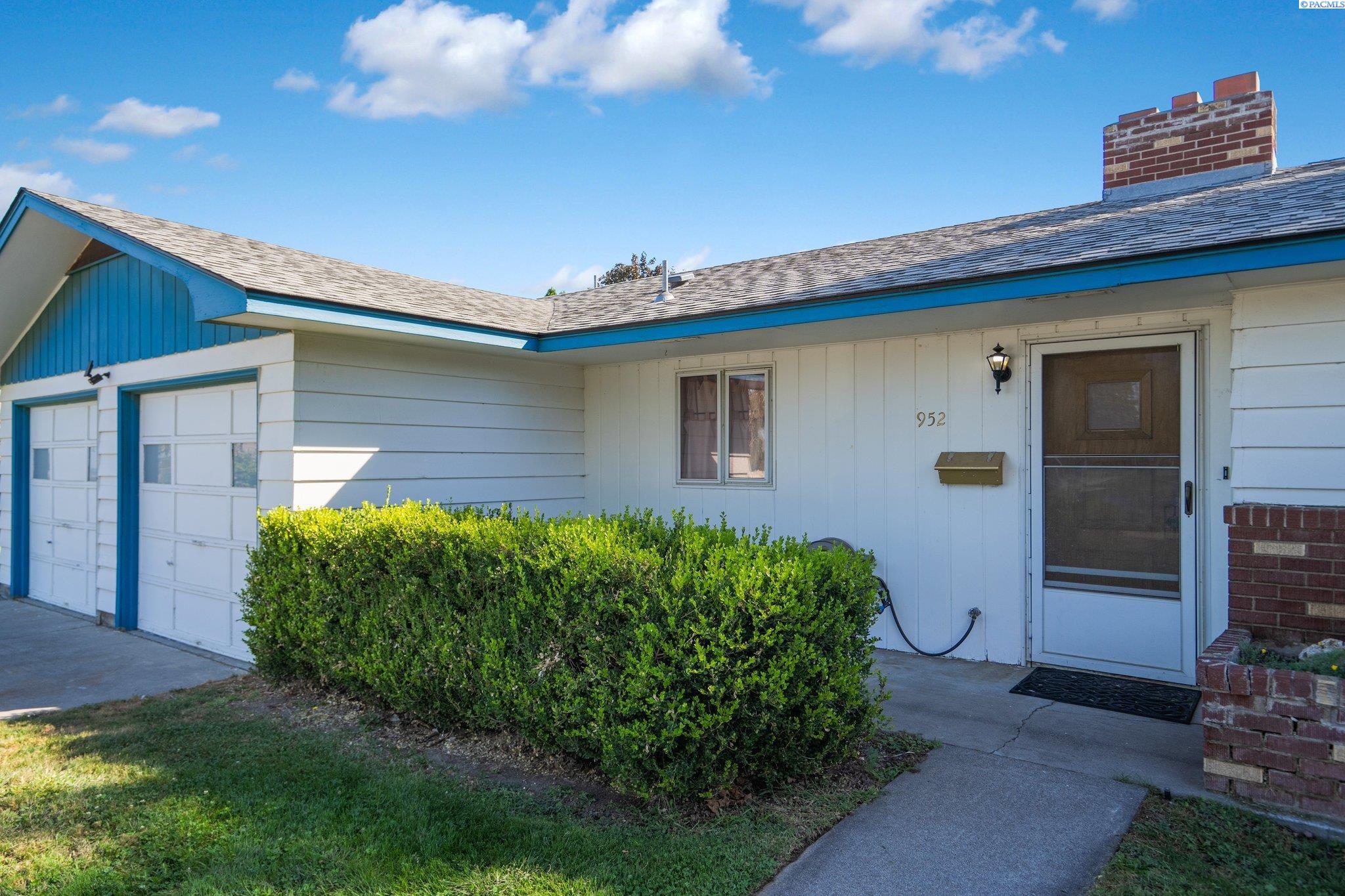952 N PERRY