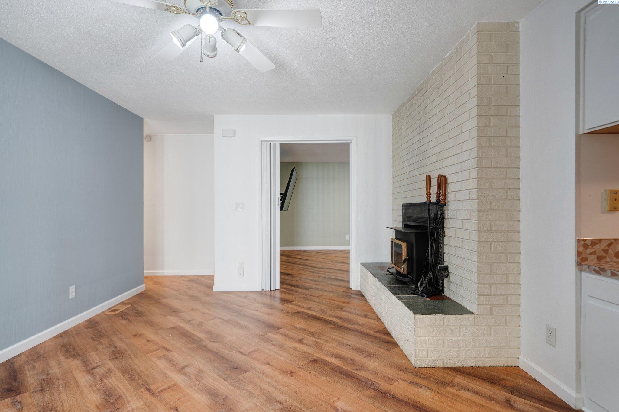 952 N PERRY