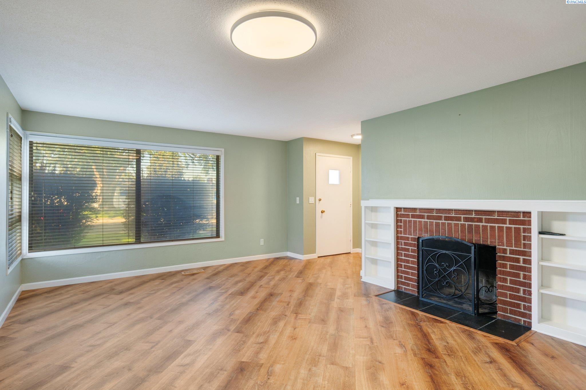 952 N PERRY
