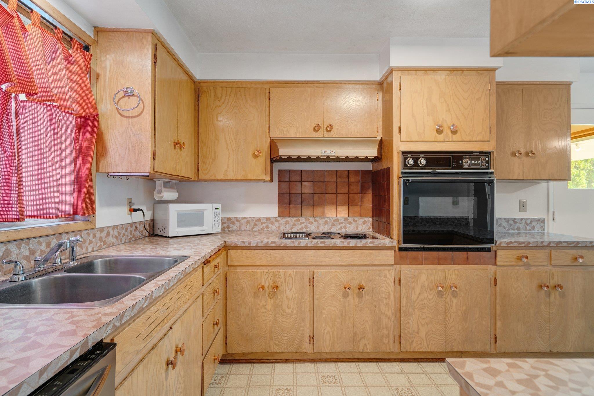 952 N PERRY