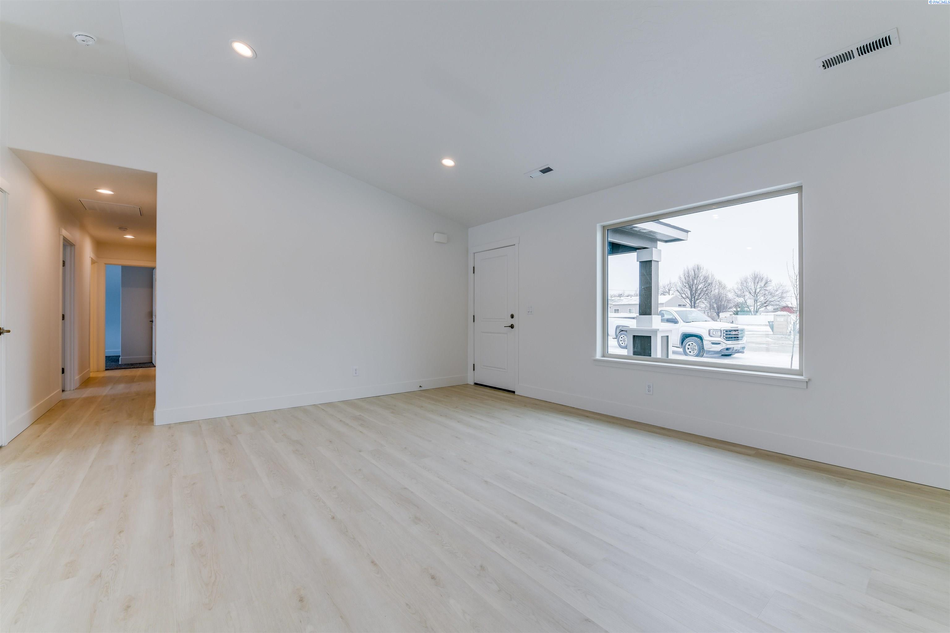 110 E 22nd Pl