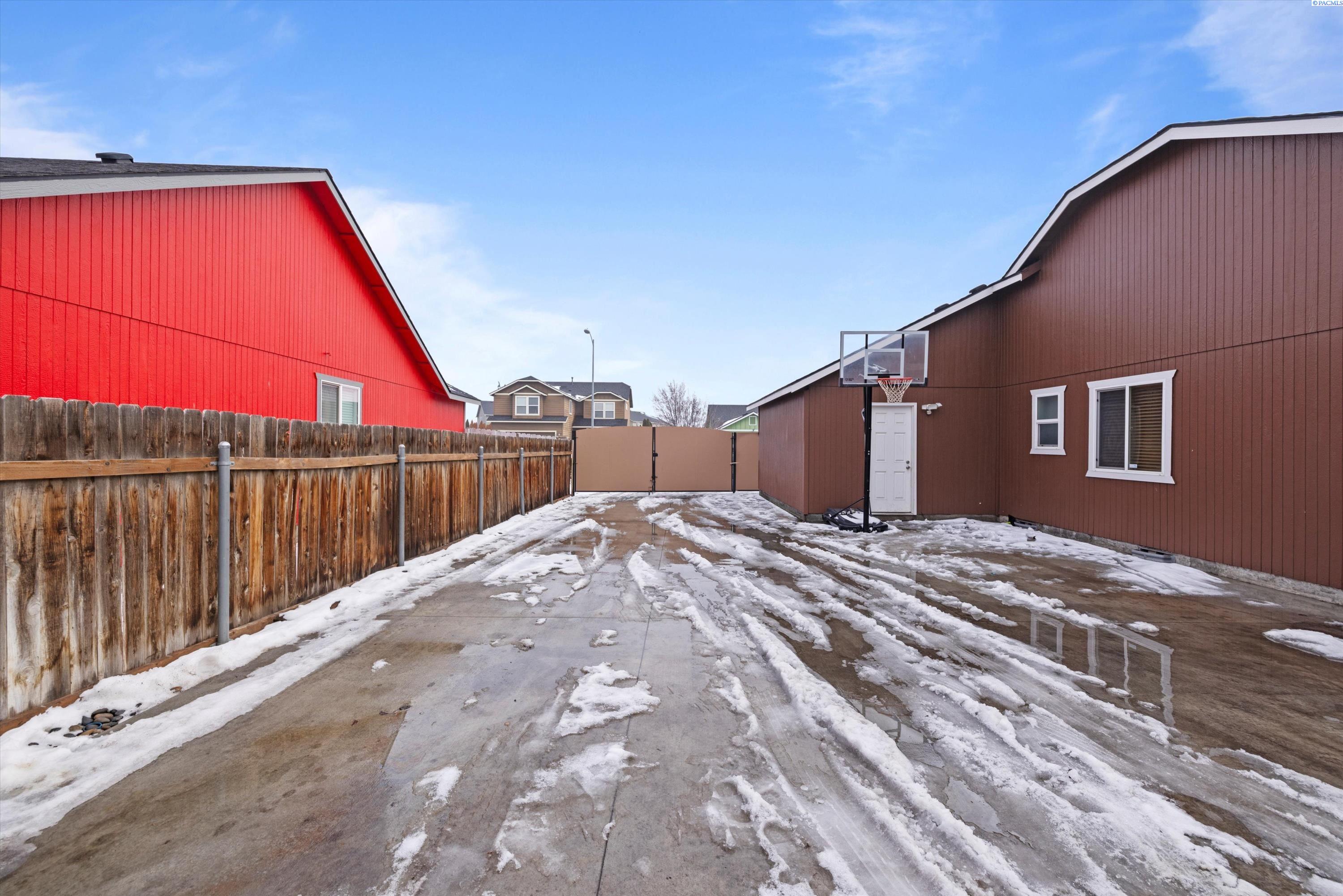 6004 Robert Wayne DR