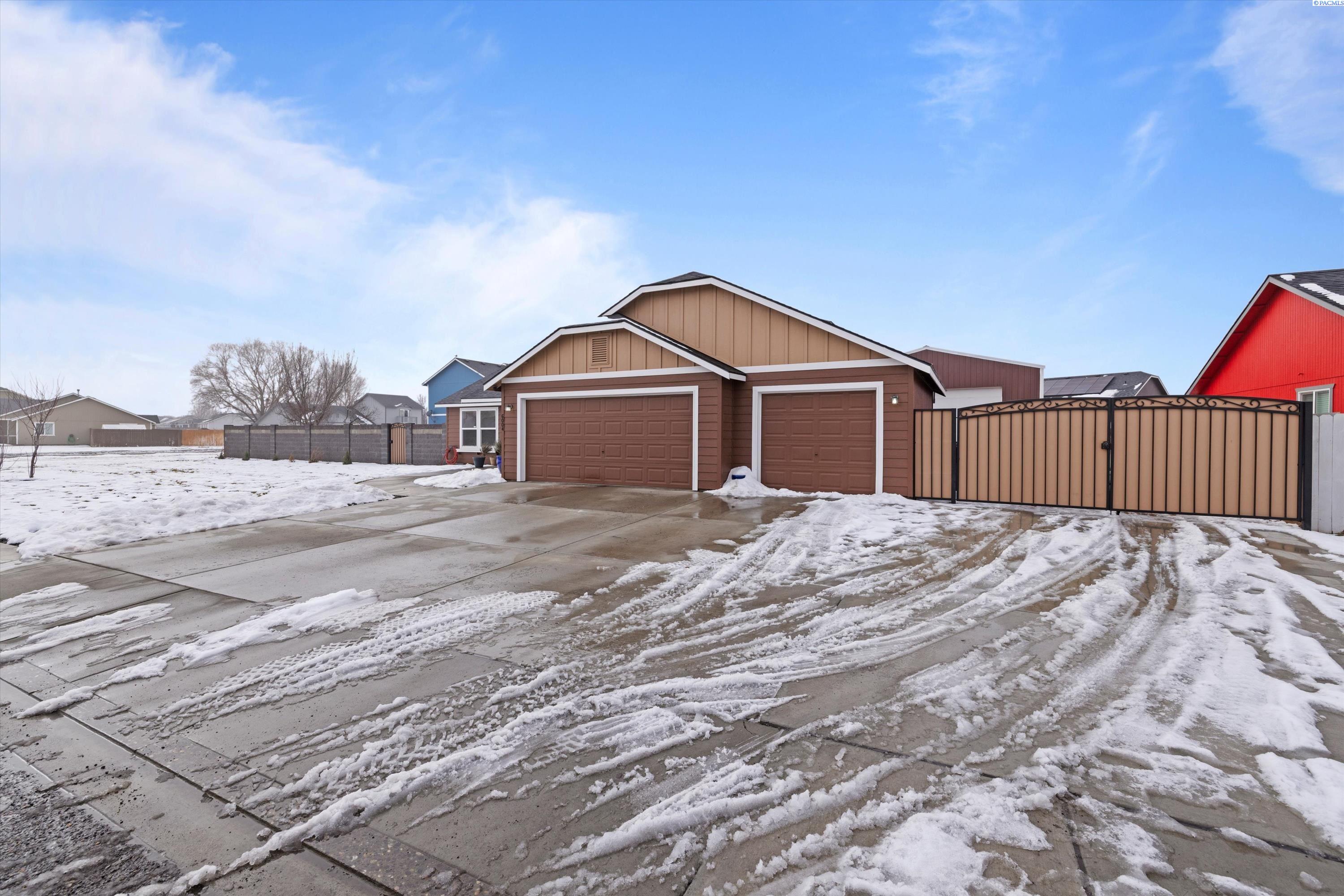 6004 Robert Wayne DR