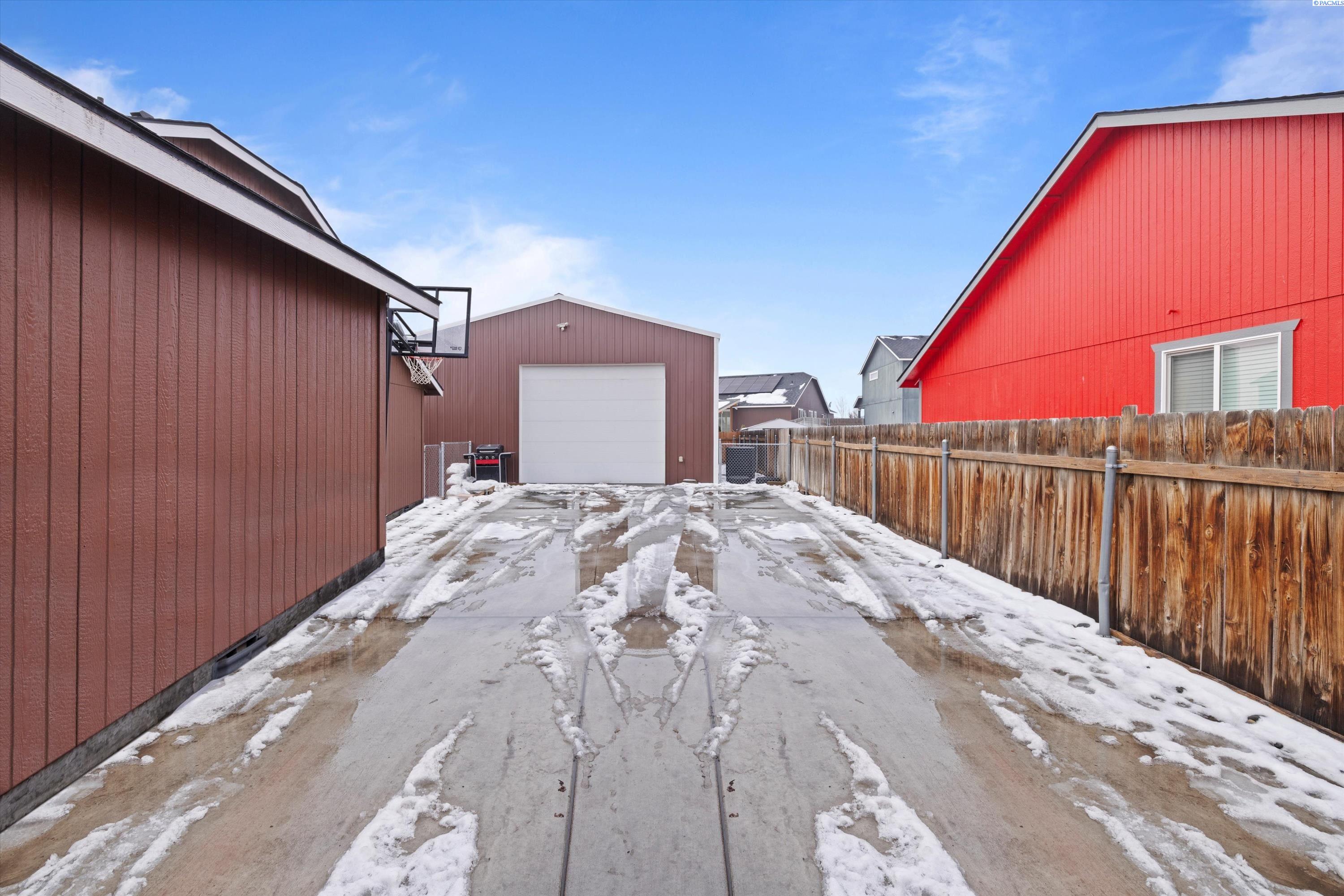 6004 Robert Wayne DR