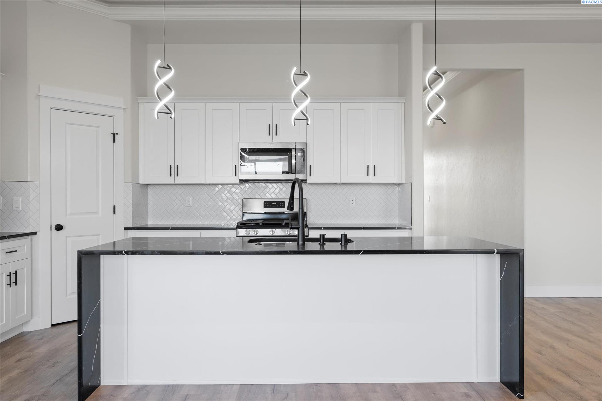 8409 Silver Mound