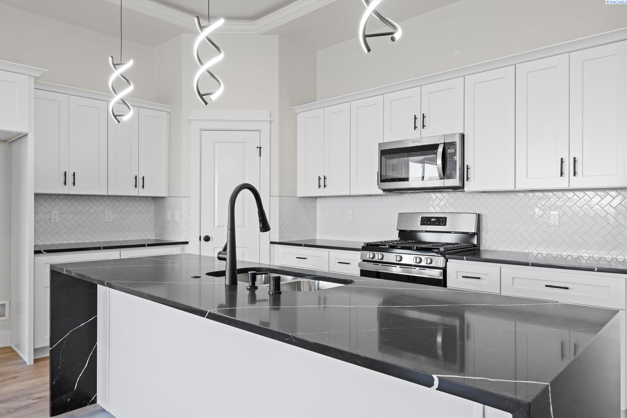 8409 Silver Mound