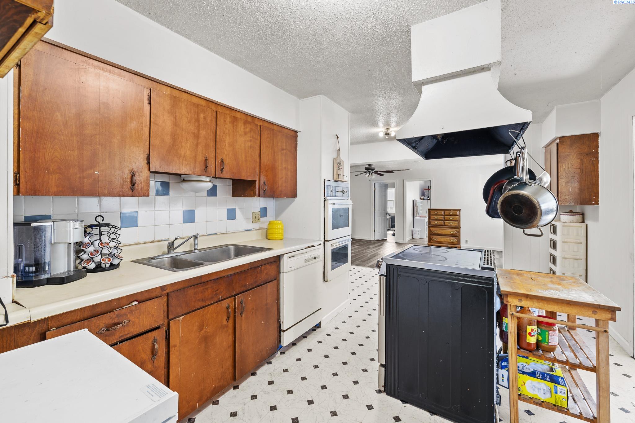 1423 Wine Country Rd