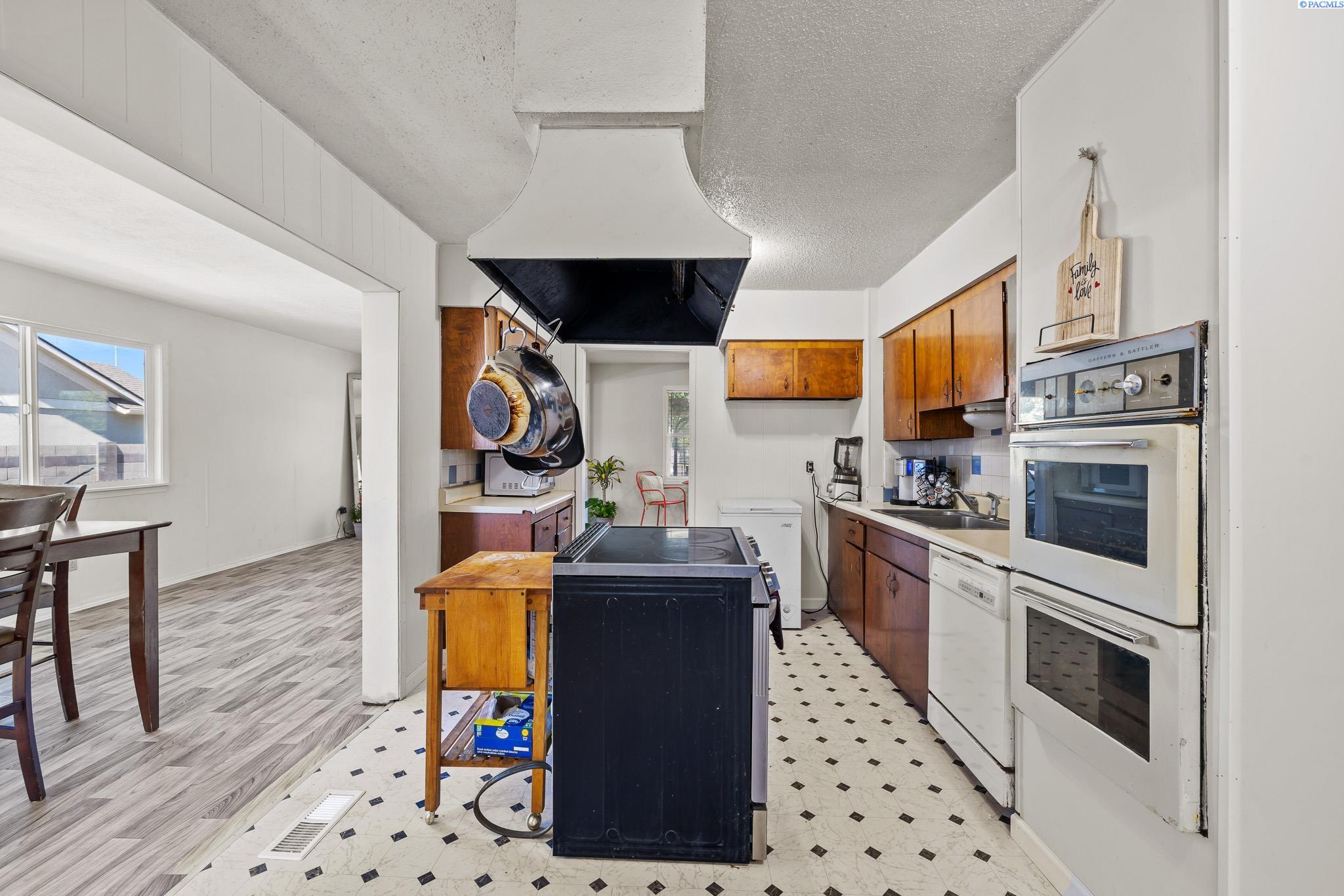 1423 Wine Country Rd