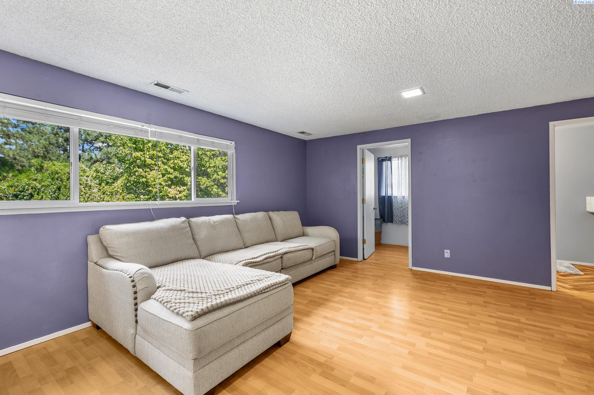 1124 W 14th ave