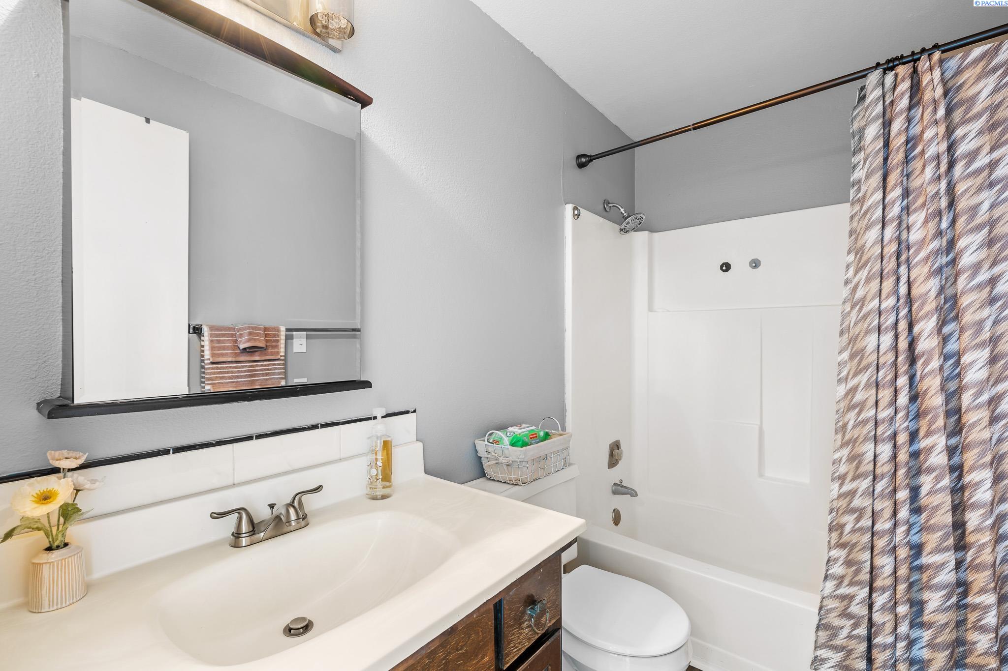 1124 W 14th ave