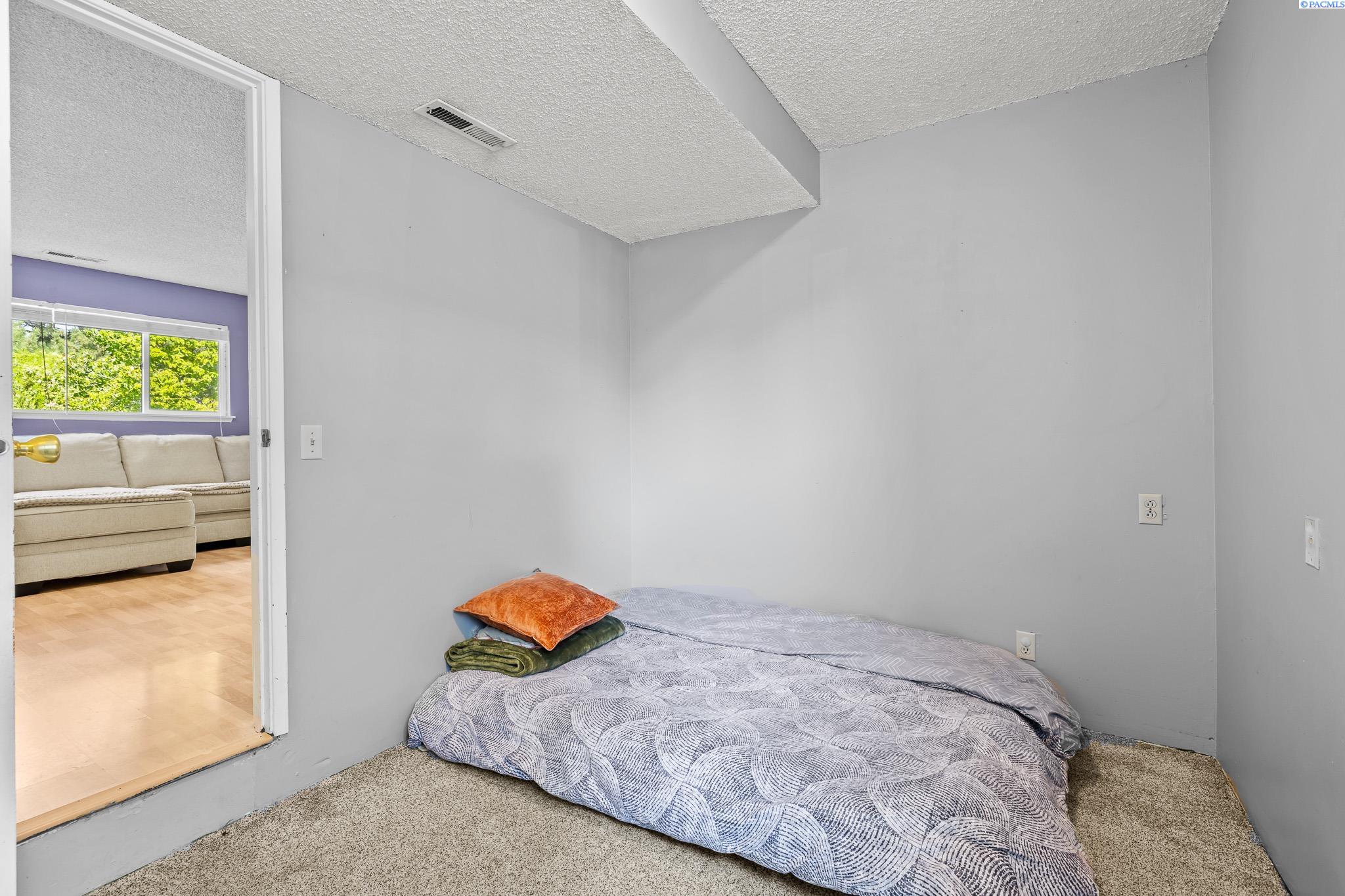 1124 W 14th ave