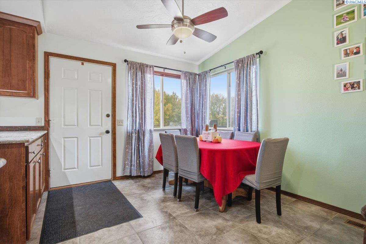 203 W Wagon Wheel Pr Nw